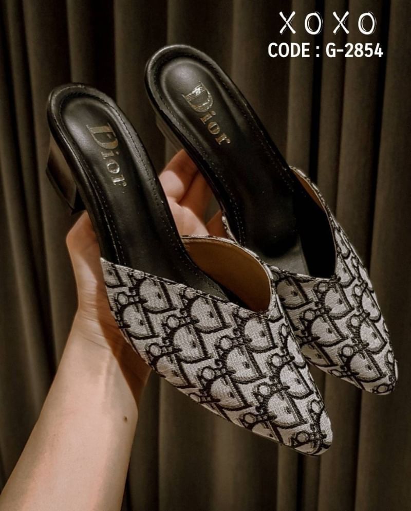 Dior Mid Heel รองเท้าส้นกลาง 2.5" กำลังใส่สบายหน้าทรงวี รุ่นนี้ใส่แล้วขาดูเรียวยาวมีมิติ วัสดุผ้าลายแบรนด์ น้ำหนักเบา สวย เก๋