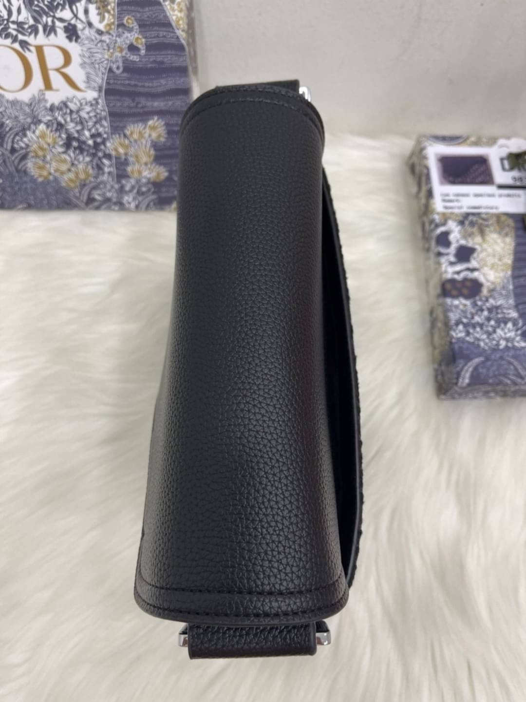 DIOR MINI SADDLE MESSENGER BAG รุ่นที่หนุ่มๆตามหา รุ่นหายาก!! ล็อทนี้ราคาดีมากค่ะ กระเป๋าสะพายลุคผู้ดี สีสวยคมคลาสสิก ดีไซน์เรียบหรู แนะนำใบนี้เป็น everyday bag รับรองตอบโจทย์ทุกลุค ทุกสไตล์แน่นอนจ้า