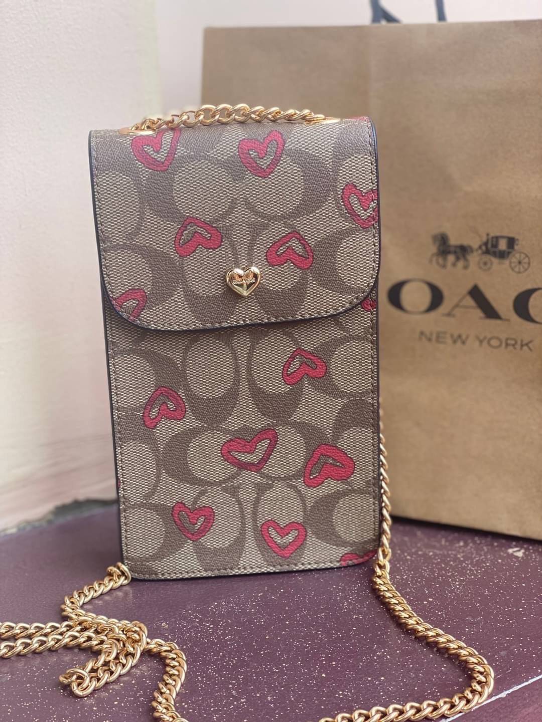 COACH PHONE CASE CROSSBODY BAG ((73486//76988//76357//39955//91046)) COACH NORTH/SOUTH CROSSBODY IN SIGNATURE CANVAS กระเป๋าใส่โทรศัพท์รุ่นนี้ มีความโดดเด่นทั้งดีไซน์และคุณสมบัติในการใช้งาน ด้วยลวดลายที่มีซิกเนเจอร์เป็นเอกลักษณ์แล้ว ด้านหลังยังมีช่องใส่กา