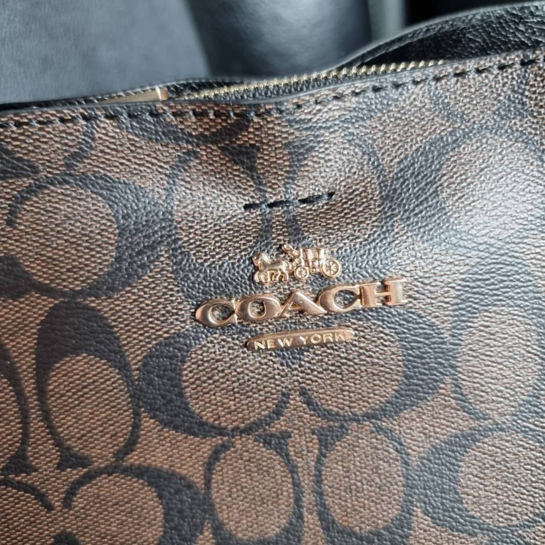 COACH 2312 SMALL TOWN BUCKET BAG IN SIGNATURE CANVAS รุ่นยอดนิยมใบเล็กมาครบสีแล้วจ้า กระเป๋าทรงบัคเก็ต สีผู้ดี๊ผู้ดี ตัวกระเป๋าดีไซน์คลาสสิคลายซี ดูโดดเด่น วัสดุหนังแคนวาสเคลือบลาย สวยคมทุกมุมจริงๆ!! เปิด-ปิดด้วยกระดุมแม่เหล็กทั้ง 2 ฝั่ง ภายในเป็นช่องโล่ง