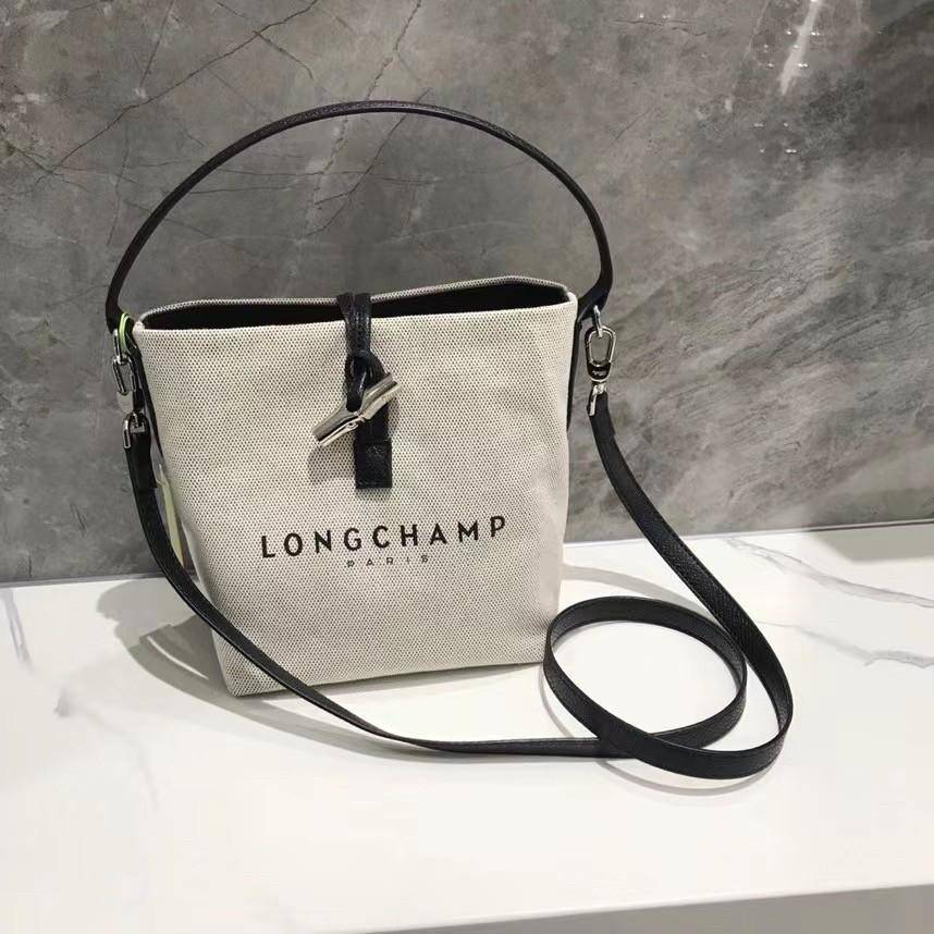 LONGCHAMP Roseau Bucket Bag กระเป๋าทรงถัง ถือหรือสะพายไหล่ได้ วัสดุผ้าฝ้าย แต่งหนังวัวลายนูน มีซับใน ด้านในกระเป๋าซิป1 กระเป๋าเล็ก1 อะไหล่เงิน มีสายยาวถอดสายได้ ปรับระดับไม่ได้ ดาราเซเลปใช้เพียบ รุ่นเดียวกับคุณแอนใช้ Hot Item!!!! ใบจริงสวยมากน้ำหนักเบา จุ