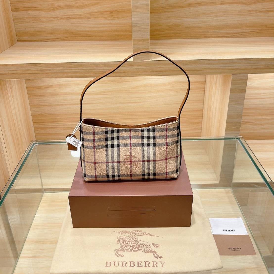 BURBERRY VINTAGE BAG VIP GIFT WITH PURCHASE (GWP) พรีเมี่ยมกิ๊ฟ Limited Edition จากBURBERRY วัสดุหนังPVC หนังนิ่ม กระเป๋าสะพายไหล่ทรงสวย เปิดปิดด้วยกระดุมแม่เหล็กด้านใน ภายในมีช่องใส่ของโล่งกว้าง พร้อมช่องซิปอีกหนึ่งช่อง สามารถใส่มือถือ กระเป๋าสตางค์ยาว ข
