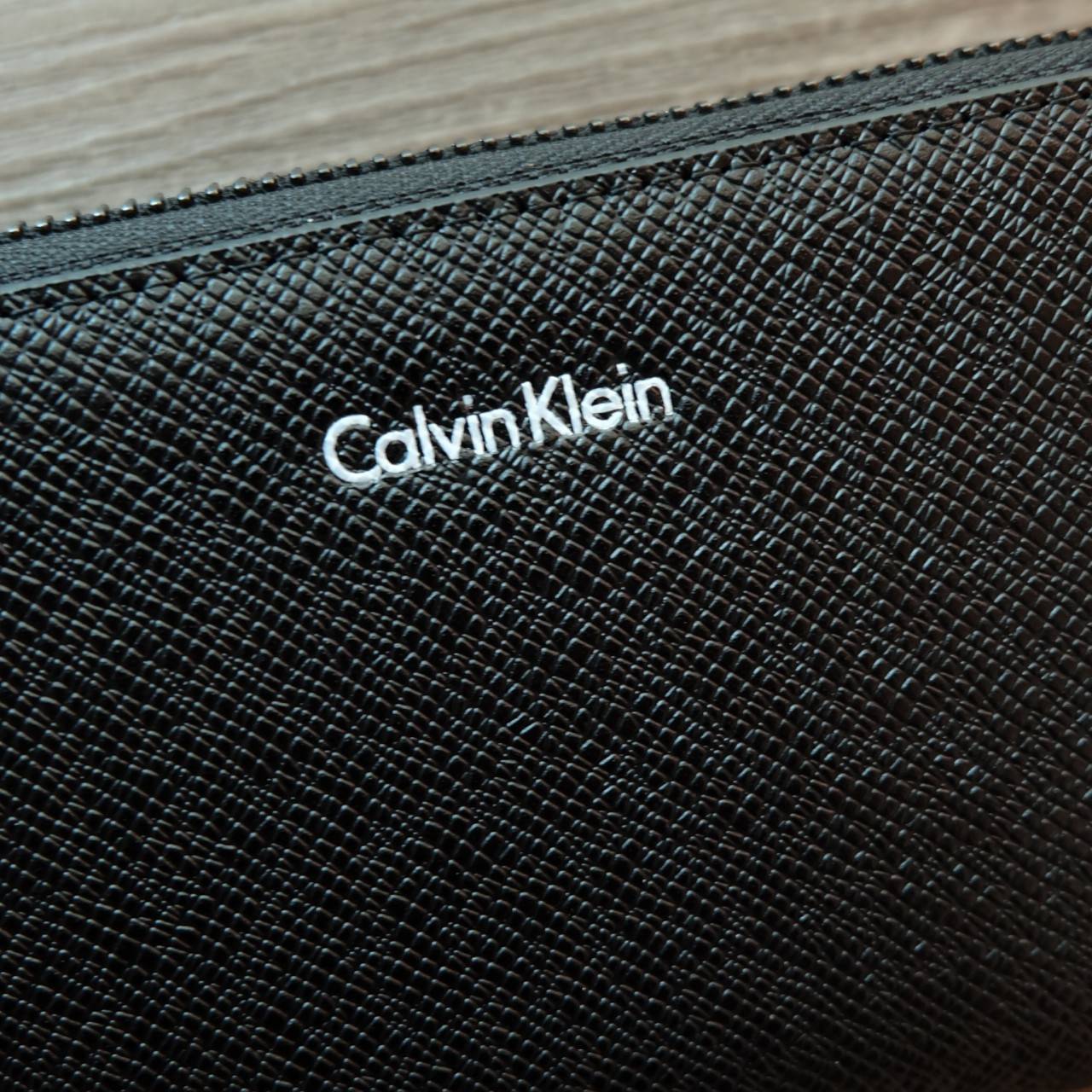 Calvin Klein Long Wallet กระเป๋าสตางค์ใบยาวซิปรอบ ภายในมีช่องใส่ธนบัตร ช่องใส่บัตรหลายช่อง และช่องซิปสำหรับใส่เหรียญ จะมอบเป็นของขวัญ หรือใช้เองก็แนะนำเลยค่ะ