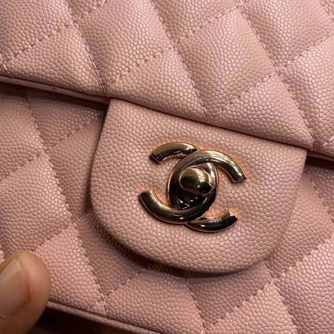หนังแท้ CHANEL Classic Caviar 25cm กระเป๋าสะพายคลาสสิก หนังแกะและโลหะสีทอง ภาพสินค้าถ่ายจากงานขายจริง ใช้งานต่างประเทศได้