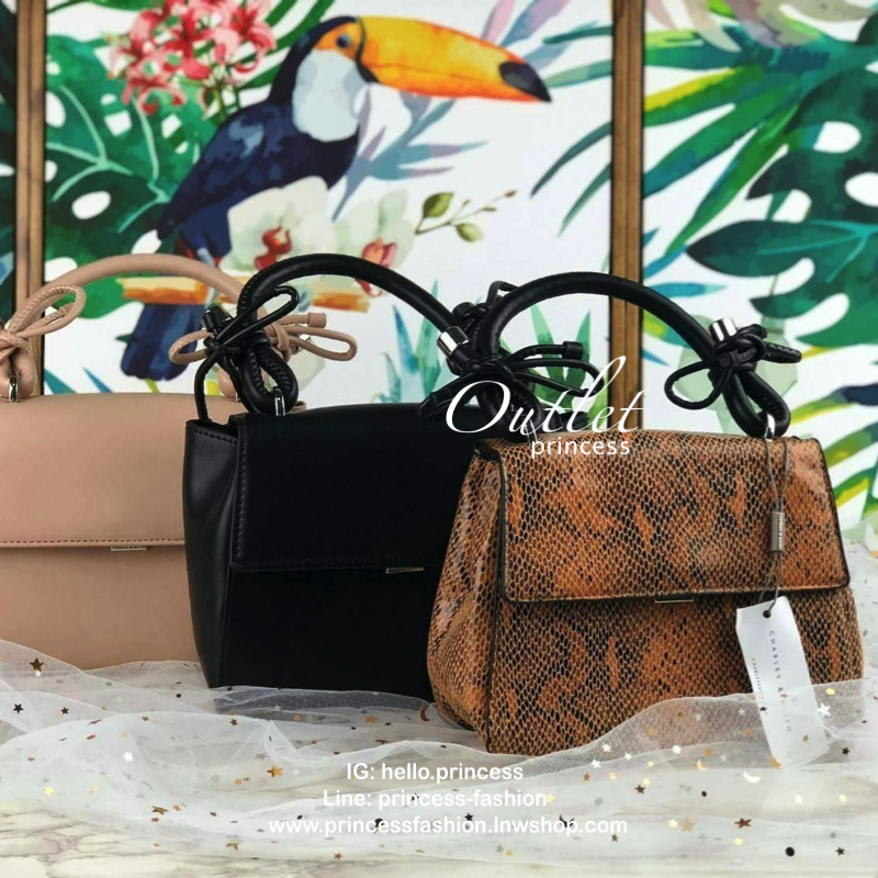 CHARLES & KEITH DOUBLE BOW LEATHER TOP HANDLE SNAKE PRINT BAG กระเป๋าถือ/สะพายใบน่ารัก ขนาดกำลังดี หูหิ้วแต่งโบว์น่ารัก เปิดปิดด้วยตัวกดล็อก ด้านในจุของพอสมควรเลยค่ะ ใส่ iPhone plus /กระเป๋าเงินใบกลางได้ มีสายสะพายยาวถอดและปรับสายได้ 1 เส้น รุ่นนี้น่ารักจ