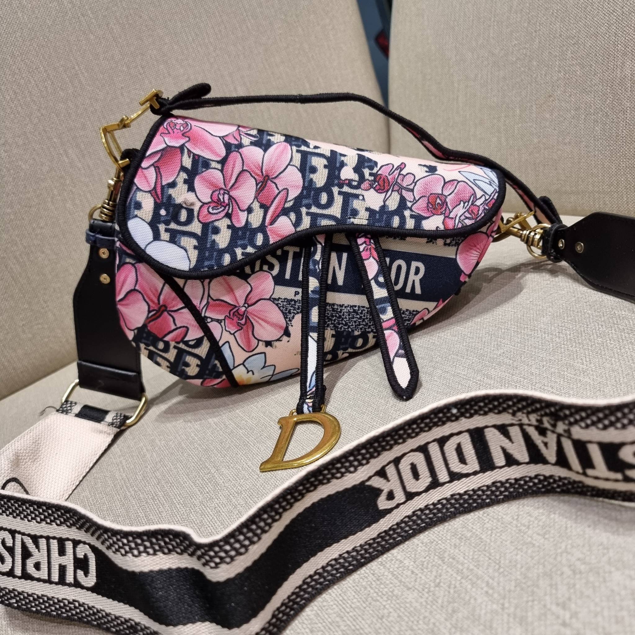 VIP CD OBLIQUE SADDLE BAG / DIOR SADDLE กระเป๋าสะพายข้าง ทรงสวยไม่ซ้ำใคร กิมมิคในตัว ดูแพง ไซส์ใหญ่ ดีไซน์ย้อนยุค เป็นเอกลักษณ์สวยทุกแบบ เปิด-ปิดด้วยกระดุมแม่เหล็กซ่อน ใช้งานง่ายมากๆ ภายในเป็นช่องโล่ง มีช่องซิป ใบสีดำเป็นหนังแท้ ใบลายเป็นผ้าแคนวาส ดูดี ดู