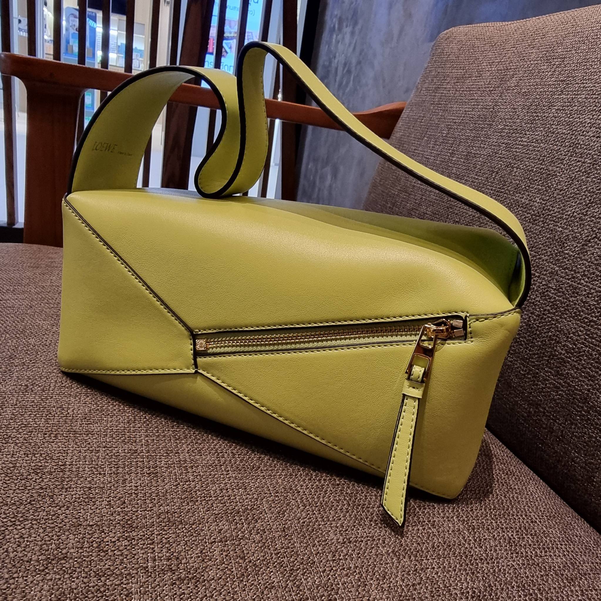 LOEWE PUZZLE HOBO BAG ใหม่ล่าสุด กับแบรนด์ที่มีดีไซน์โดดเด่นเป็นเอกลักษณ์ สวยหรูทุกรุ่นจริงๆ!! กระเป๋าสะพายโฮโบ ทรงสวย สไตล์พัซเซิลคลาสสิค วัสดุหนังวัวฟอกสี นิ่มมือ ฟินมาก!! เปิดใช้งานด้วยซิป ที่ภายในโล่งกว้าง ใส่ของสำคัญได้ครบไม่มีพลาด แบบสบายๆ มาพร้อมสา