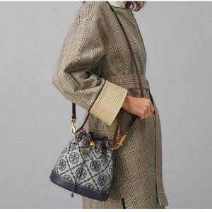 ของแท้ 💯% TORY BURCH Monogram Jacquard Bucket Bag กระเป๋าถือหรือสะพายไหล่ วัสดุผ้า Canvas โลโก้ Jacquard ทรงถัง ตั้งอยู่ทรง กระเป๋าปักลายแบรนด์ สวยหรู สายยาว Crossbody ได้ เปิด-ปิด โดยเชือกรูด เปิด-ปิดพร้อมสลับที่ประดับโลโก้ สวยหรู คุณนาย สุดๆ ไปเ
