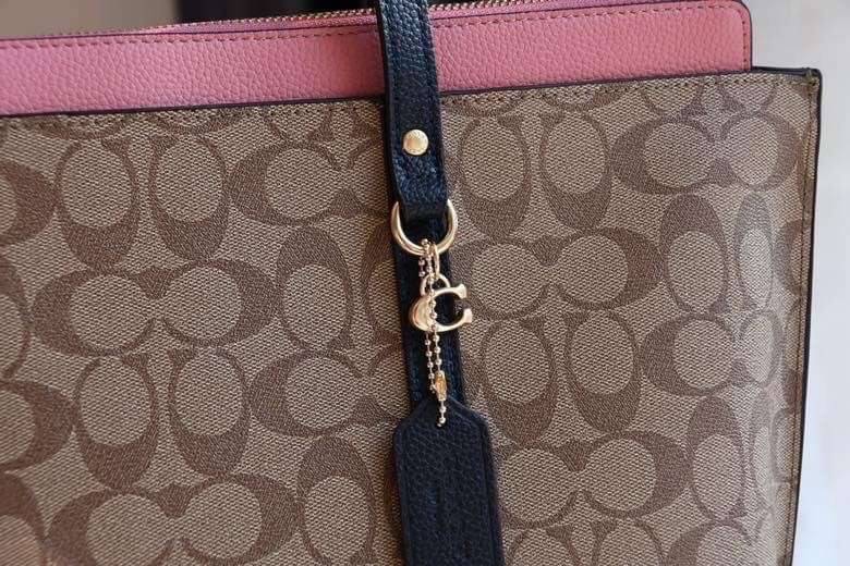 COACH 2319 MAY TOTE IN COLORBLOCK SIGNATURE CANVAS กระเป๋าโท้ท ดีไซน์ใหม่ล่าสุด!! 💕💕 เก๋ตรงปากกระเป๋า คล้ายกระเป๋าซ้อนในตัว สีตัดกับตัวกระเป๋าได้อย่างลงตัว ทรงสวย ใบใหญ่ใส่ของได้เยอะ เปิด-ปิดด้วยซิป รูดใช้งานง่าย ภายในโล่งกว้าง ด้านหลังมีช