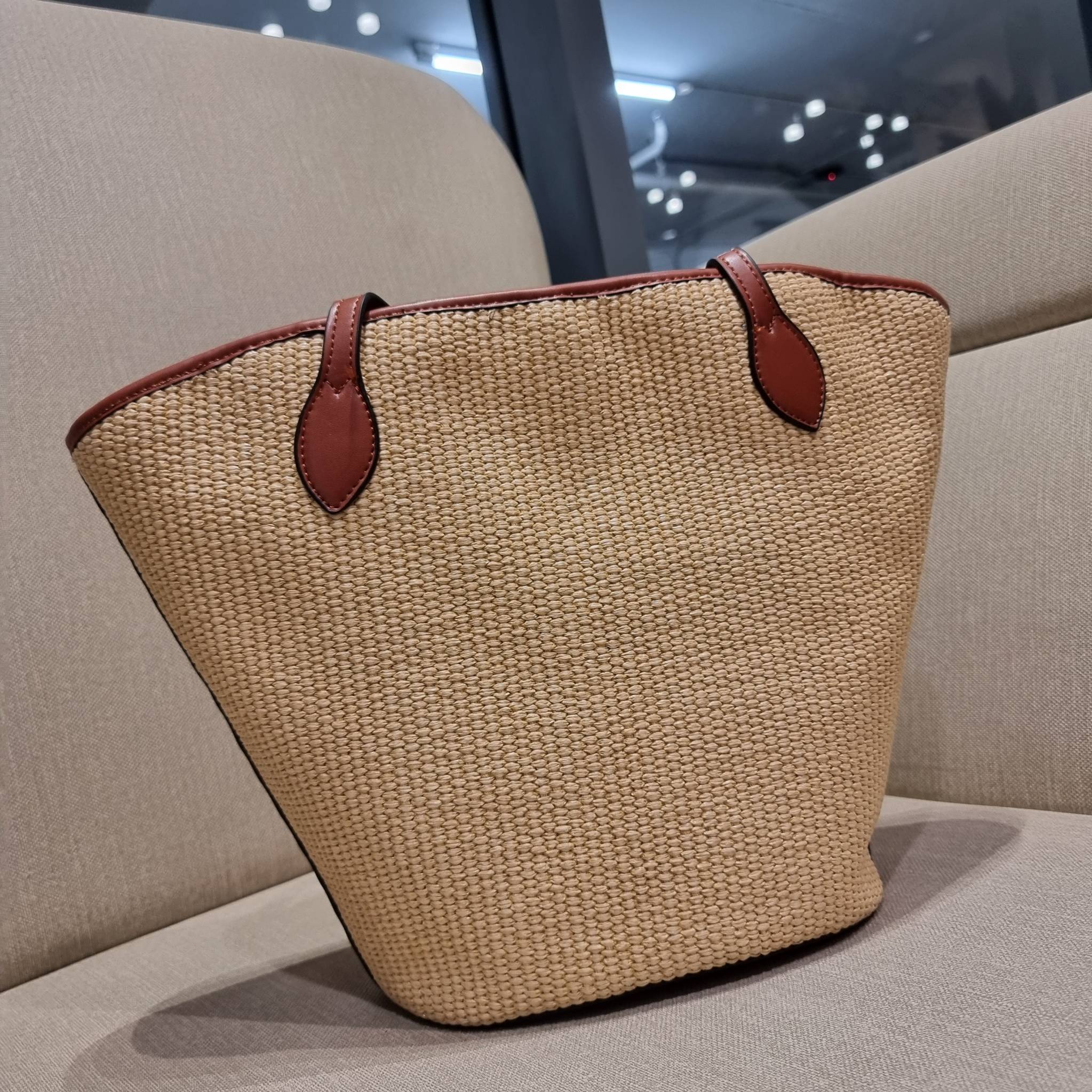 LV SAINT JACQUES LIMITED BAG ไอเท็ม เอ็กซ์คลูซีพจัดมาให้สาวๆโดยเฉพาะ!! กระเป๋าสะพายใบใหญ่รุ่นลิมิเต็ดหายาก ด้วยวัสดุสังเคราห์จากธรรมชาติ สานเต็มใบออกมาเป็นลวดลายสวยงาม และยังโดดเด่นด้วยโลโก้ สีโทนอุ่น ทำให้ไอเท็มนี้ ดูดีน่าค้นหา มาพร้อมใบลูกอีกหนึ่ง ที่สา