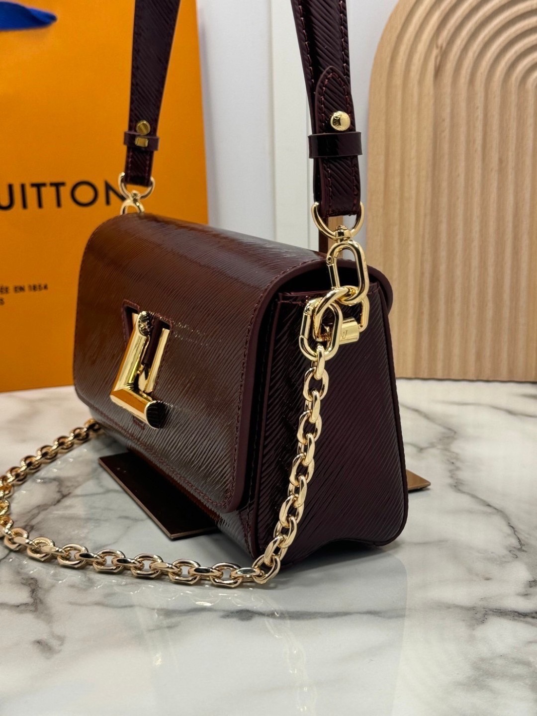 ORI หนังแท้ | LV Twist West Bag กระเป๋าสะพายหนัง Epi ลายเกรน สุดคลาสสิกมาดีไซน์ใหม่ในรูปทรงยาวเผยลุคมีระดับเหนือกาลเวลา ความหรูหราเข้ากับสตรีตสไตล์