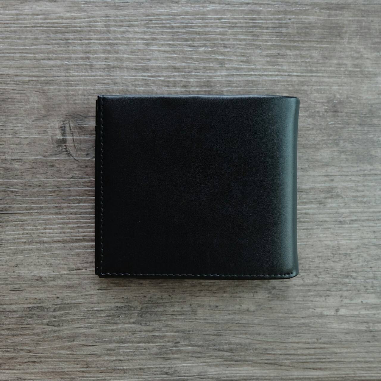 Calvin Klein Short Wallet กระเป๋าสตางค์ใบสั้น ด้านหน้ามีโลโก้แบรนด์ และตกแต่ง ด้วยหมุดโลหะเงิน ภายในมีช่องใส่ธนบัตร ช่องใส่บัตรหลาย ช่อง และช่องใส่รูป จะมอบเป็นของขวัญหรือใช้เองก็แนะนำค่ะ