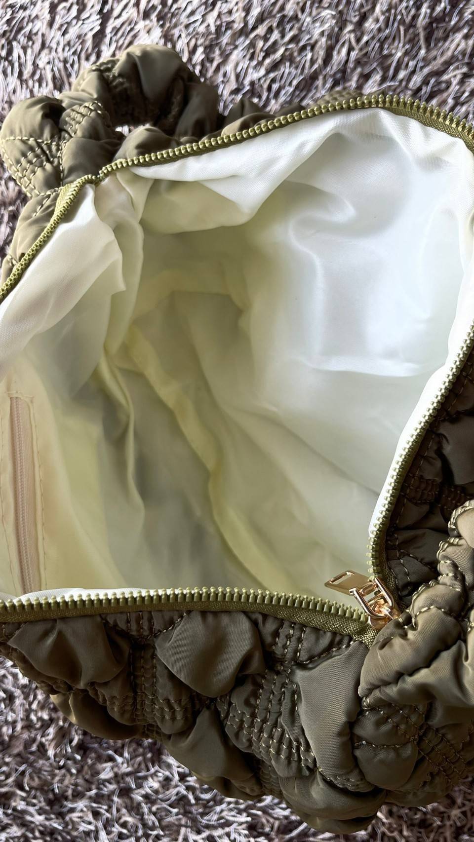 Cozy Shoulder Bag / Carlyn Bag 2022 สายแฟชั่นเกาหลีห้ามพลาด‼️ เป็นกระเป๋าที่กำลังได้รับความนิยมอย่างมากในเวลานี้ ถูกออกแบบมาให้มีลักษณะนุ่มนิ่มไม่ต่างจากพัฟเฟิลโค้ตหรือผ้านวม เลือกหยิบมาใช้ แมตช์เข้ากับคอสตูมได้ในแต่ละวัน