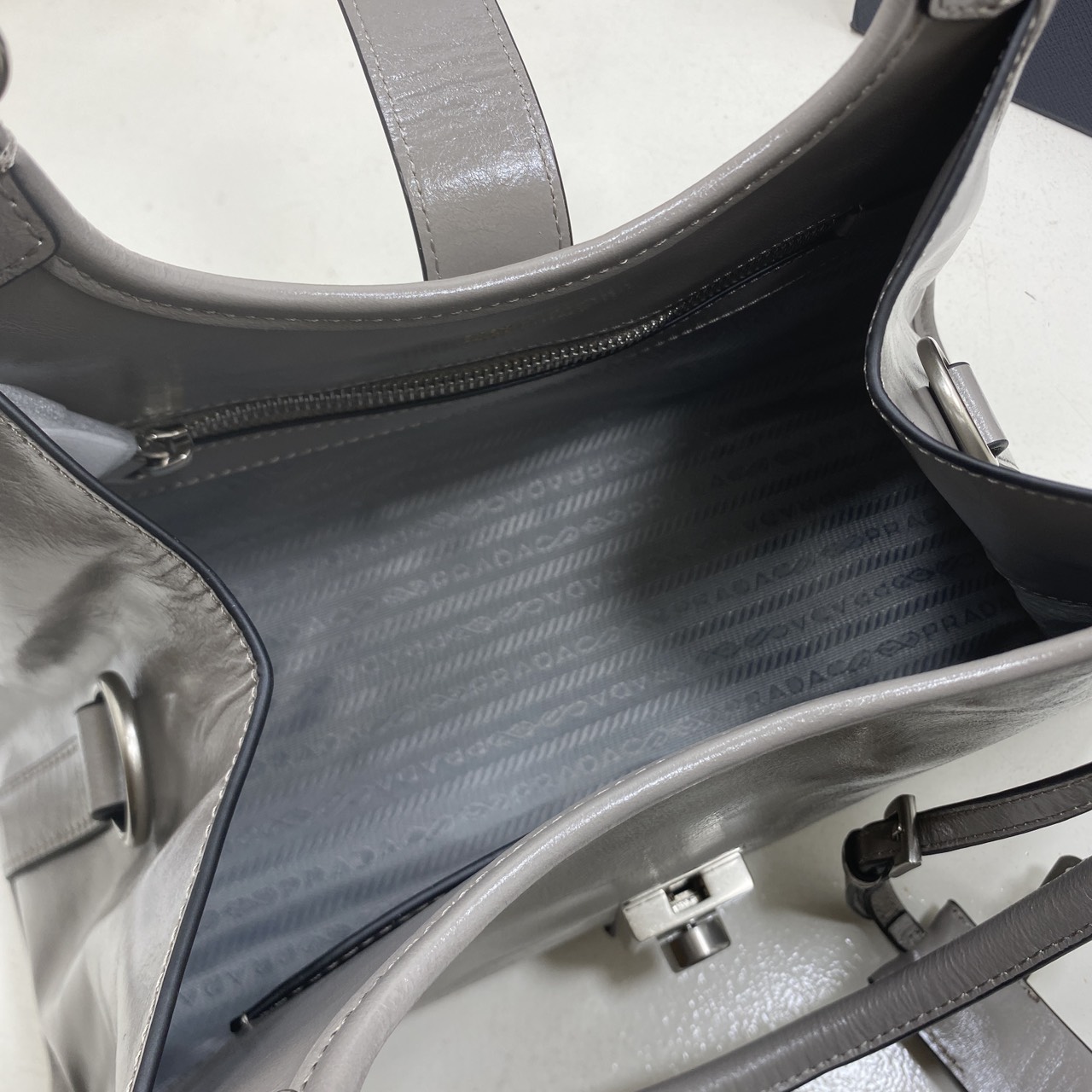 TOP ORI หนังแท้ | เกรดดีสุด PRADA Medium leather tote bag / pradahobo กระเป๋าสะพายทรงโฮโบ คลาสสิคหนังเงาสวยหรูดูแพง ใบใหญ่กำลังดี ดีไซน์ใหม่ล่าสุด ภายในโล่งกว้าง จุของได้สบายๆ