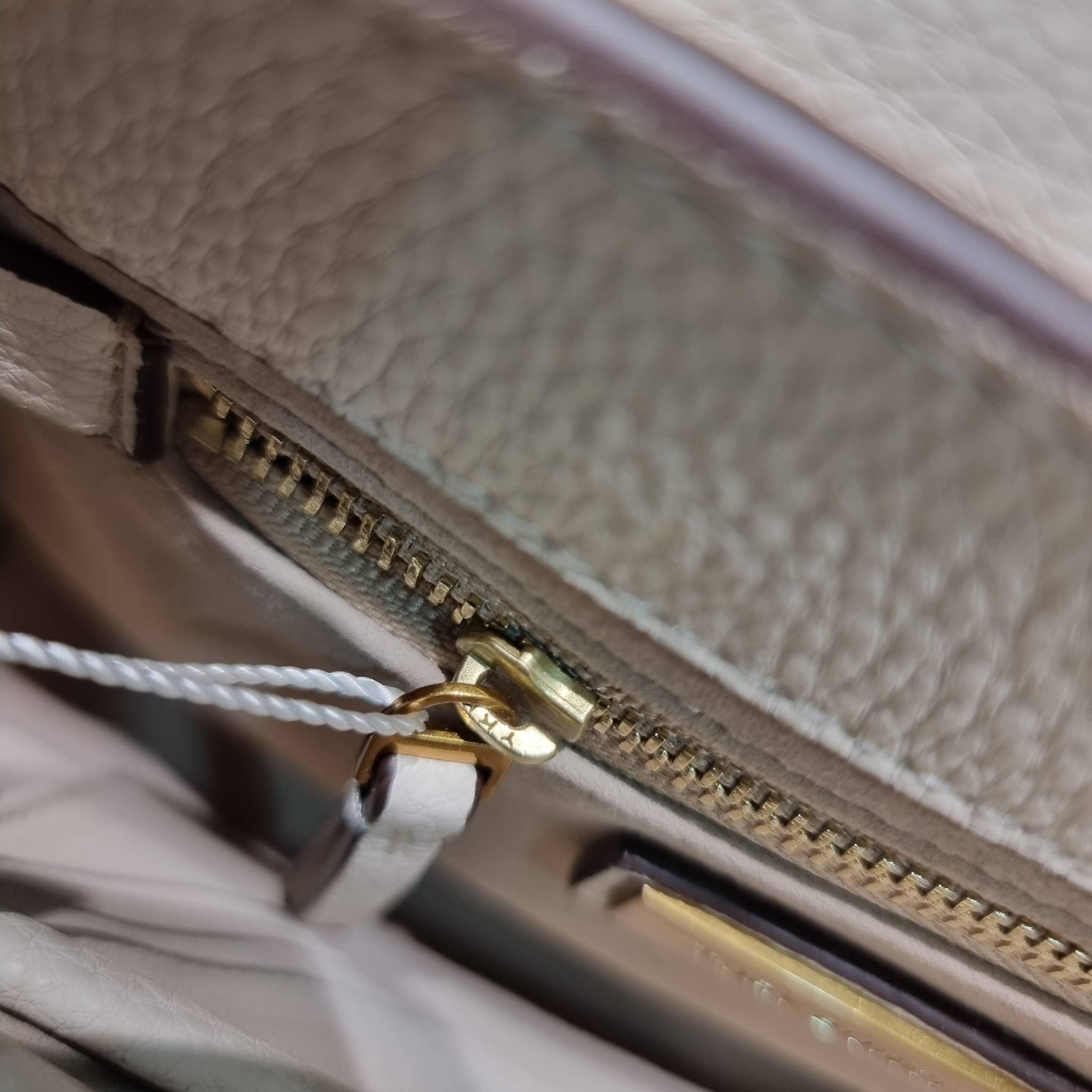 TORY BURCH LIMITED-EDITION SHOULDER BAG รุ่นลิมิเต็ด กับกระเป๋าสะพายไหล่ทรงผู้ดี ที่ผลิตมาในจำนวนจำกัด โดดเด่นด้วยอะไหล่ทองคลาสสิคหรูหรา