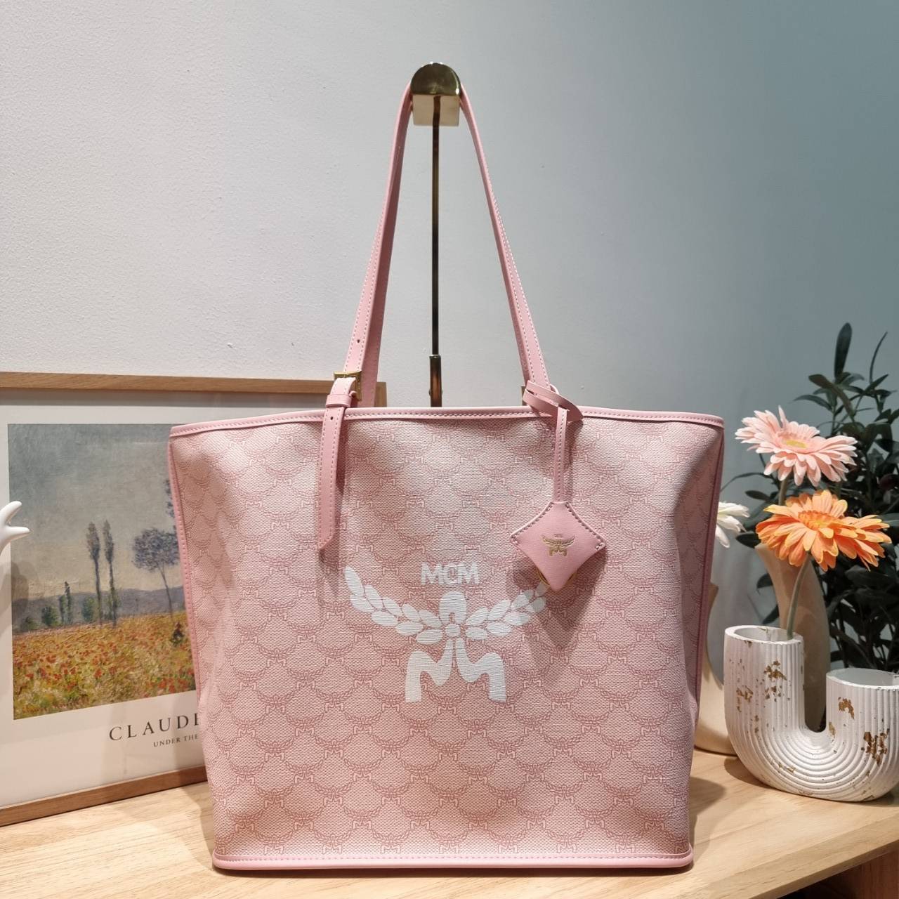 M.C.M MEDIUM HIMMEL SHOPPER IN LAURETOS กระเป๋าทรงโท้ทช้อปปิ้ง เรียบหรู คอลใหม่ พร้อมสีใหม่ ดีไซน์ละมุน น่าใช้มากๆ ก พิเศษสุดกับพวงหนังพร้อมห่วงกุญแจทึ่สามารถห้อยพวงกุญแจน่ารักๆได้