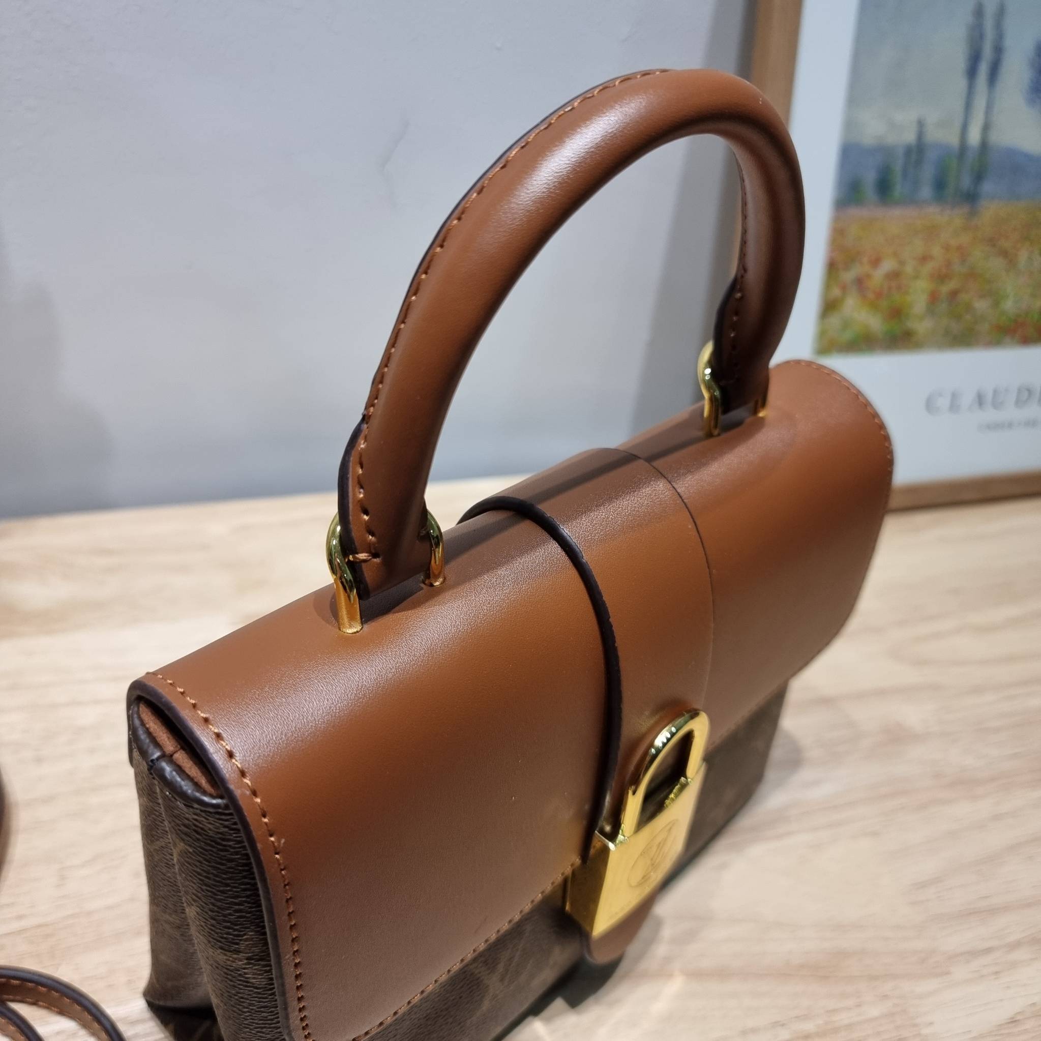 LV LOCKY BB MONOGRAM กระเป๋าสะพายข้าง ดีไซน์หรู ใหม่ล่าสุด สวยถึงบ้านได้ก่อนใคร มีใช้เลิศๆทันปีใหม่แน่นอน คุ้มที่สุด โดดเด่นด้วยอะไหล่ดัมมี่รูปกุญแจสีทอง