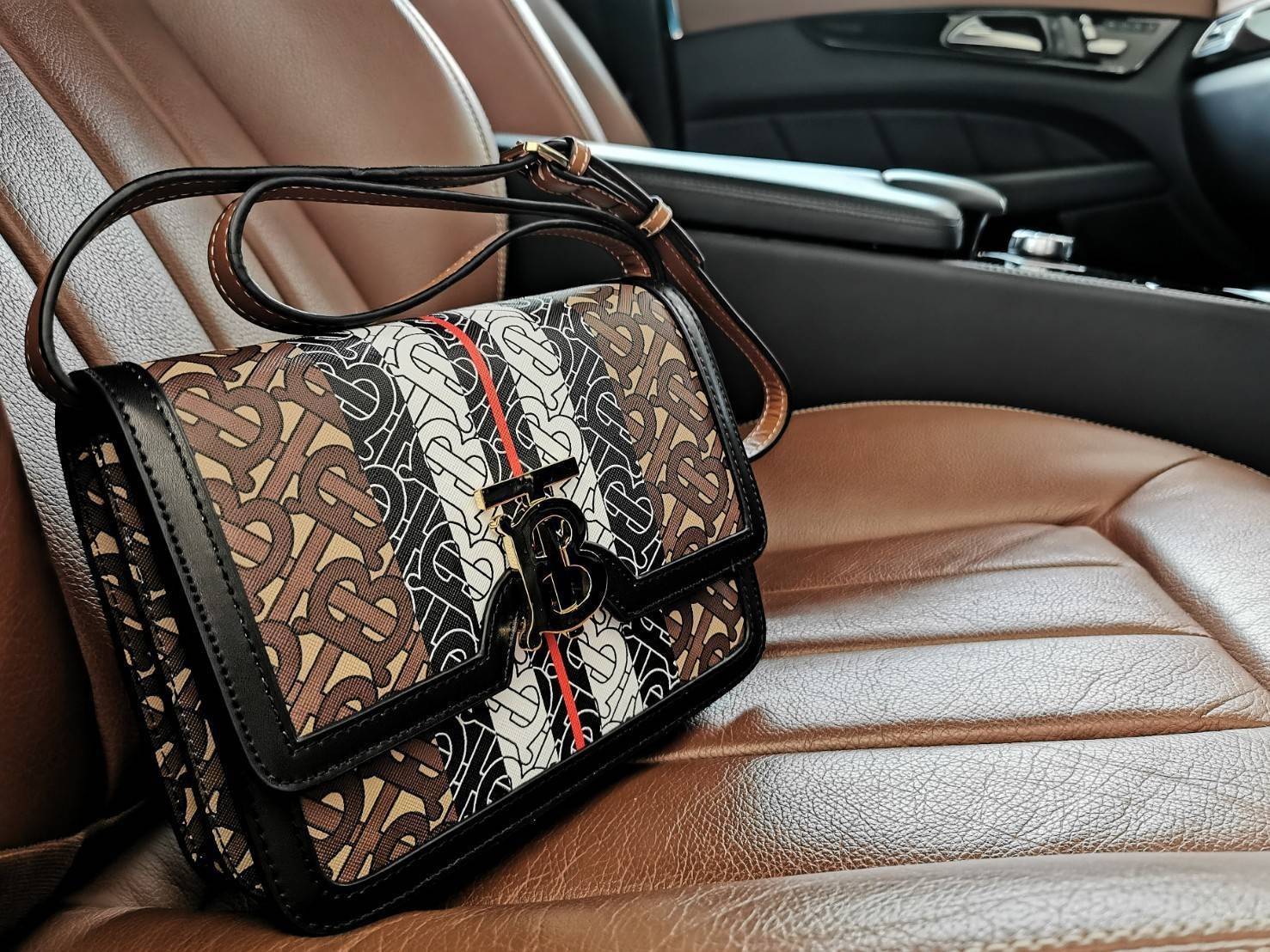 พรีเมี่ยมกิ๊ฟแท้ 100% 】BURBERRY FRAGRANCES LEATHER CROSSBODY BAG VIP GIFT WITH PURCHASE (GWP) กระเป๋าสะพายพรีเมี่ยมกิ๊ฟรุ่นใหม่ล่าสุด Limited จาก BURBERRY Perfume DutyFree