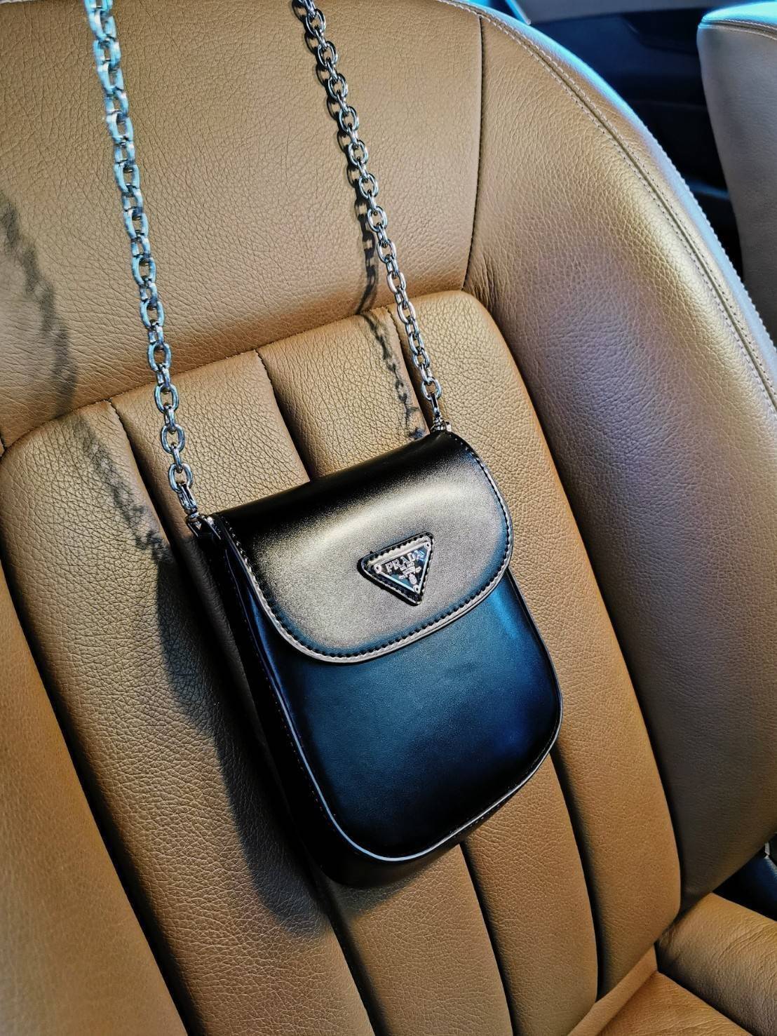 พรีเมี่ยมกิ๊ฟแท้ 100% 】Prada Leather Crossbody Bag Gift With Purchase (GWP) พรีเมี่ยมกิ้ฟรุ่นใหม่ล่าสุดจาก Prada Perfume DutyFree Counter หนังเรียบสวยอยู่ทรงด้านหน้าประดับโลโก้แบรนด์เปิดปิดด้วยฝาปิดกระดุมแม่เหล็ก