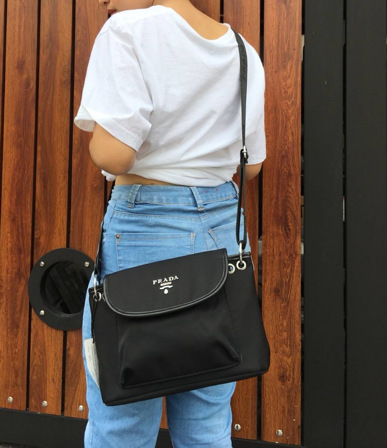 New arrival! จากงานพรีเมี่ยมกิ้ฟ เคาเตอร์ต่างประเทศ Prada nylon รุ่น Limited edition กระเป๋าอเนกประสงค์ สามารถใส่ของได้เยอะมากคะ ด้านหน้าโลโก้อะไหล่เงินทั้งใบ มีช่องซิปหลังฝาเปิด ด้านในมีช่องซิปกลางแบ่งกระเป๋า และยังมีช่องซิป สำหรับสาวๆที่ของเยอะเหมาะมากค