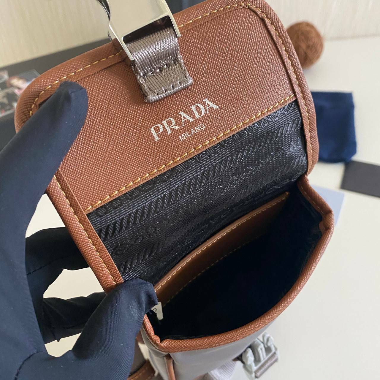 VIP Prada crossbody nylon bag PRADA Re-Nylon and Saffiano leather smartphone case พร้อมส่ง สีเข้าใหม่ เป็นรุ่นที่ถามหากันเยอะมากๆ งานสวยมาก ทำจากผ้าnylonพิเศษ สลับหนังแท้ ใช้ได้ทั้งชาย-หญิง จะ Cross body คาดเอว หรือคล้องกับหูกางเกงชิคๆ ก็เท่มากเลยค่าา งาน