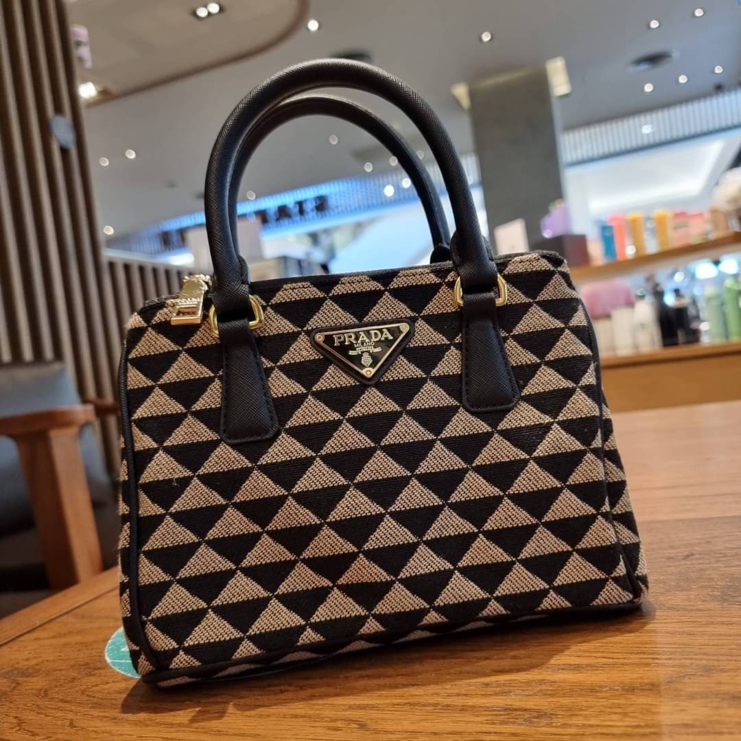 PRADA GALLERIA JACQUARD FABRIC BAG กระเป๋าถือ/สะพายดีไซน์ใหม่ ผ้า jacquard ถักทอเป็นลวดลายสวยคม โดดเด่นไม่ซ้ำใคร ด้านข้างมีกระดุม ติดเก็บทรงได้ ตัวกระเป๋าถูกแบ่งเป็นสัดส่วน เป็นช่องซิป 2 ด้าน และช่องกลางเก็บของอีกหนึ่ง มาพร้อมหูจับในตัว และสายครอสให้ เป็น