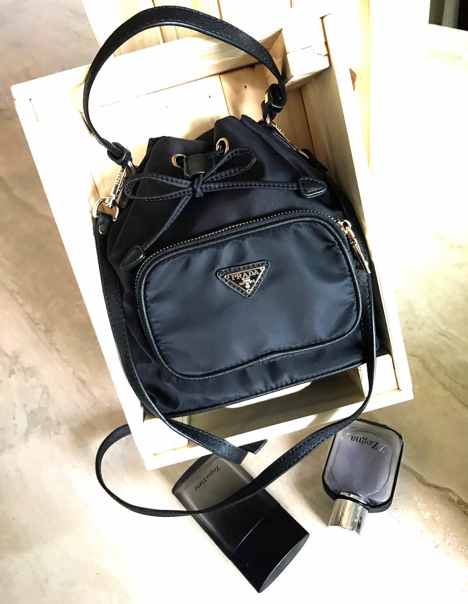 งานมินิน่ารัก🌸🌼 เข้าแล้วคะ งานพรีเมี่ยมกิ้ฟ จากเคาเตอร์ต่างประเทศคะ มาฝาก จากแบรนด์ PRADA **premiumgift ค่า เป็นกระเป๋าผ้า nylon silk **ไซส์มินิ เนื้อหนาซับในอย่างดี จุดเด่นคือ กระเป๋าสามารถ ปรับ ได้ 2 ทรงคือ ผูกเชือกกระเป๋า หรือ ดึงเชือกป