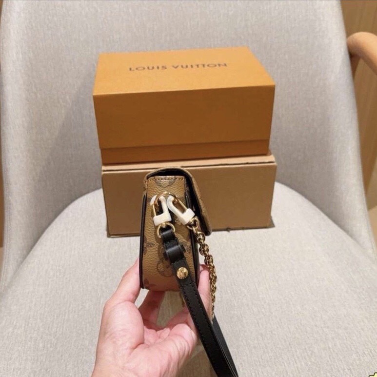 LV Ivy chain wallet กระเป๋าสะพายดีไซน์กึ่งกระเป๋าสตางค์ รุ่นยอดนิยม แต่งสายโซ่สีทองสวยหรู สุดคุ้มด้วยลูกเล่นที่หลากหลาย คล้องไหล่ สะพายข้าง คล้องแขน ได้หมด