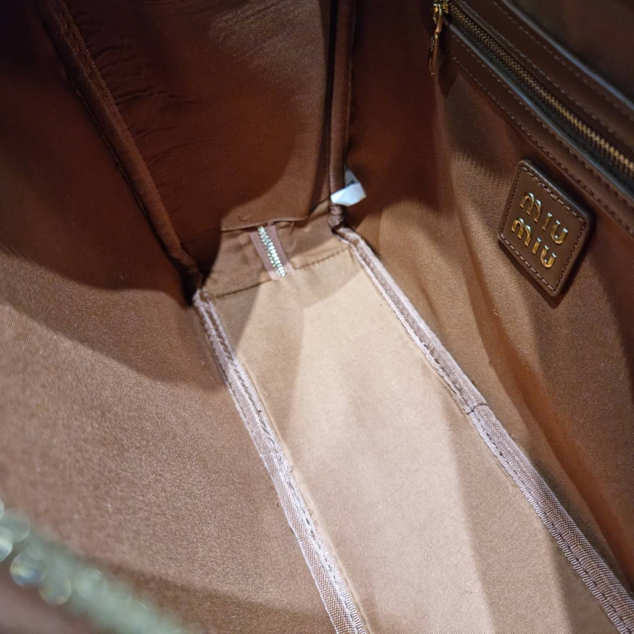 MIU MIU LEATHER BEAU BAG กระเป๋าถือรุ่นสุดจึ้ง ที่ไม่มีตอนนี้คือพลาด ดีไซน์เรียบแต่มากมีอยู่จริง สวยดูแพง หูจับในตัวง่ายและสะดวกพกพา เพียงแค่คล้องไหล่ ขนาดใหญ่จุของได้แบบสบายๆ