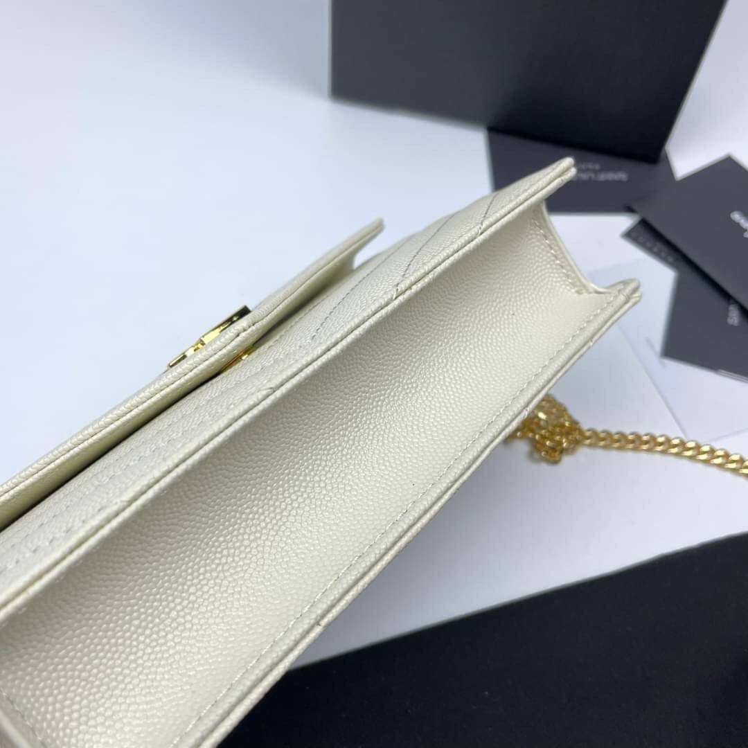 หนังแท้ YSL Yves Saint Laurent Envelope WOC 7.5” รุ่นฮอตปรอทแตก ทรงฐานตั้งได้ เป็นการดีไซน์กึ่งกระเป๋าสตางค์ ที่มาพร้อมสายสะพายยาว (เป็นสายโซ่ที่ต่อกับหนัง) สายถอดได้ (ปรับระดับไม่ได้) ถือเป็นคลัชก็สวยมากเลยค่ะ เป็นอีกหนึ่งรุ่นที่ให้ความรู้สึกเรียบแต่โก้ห