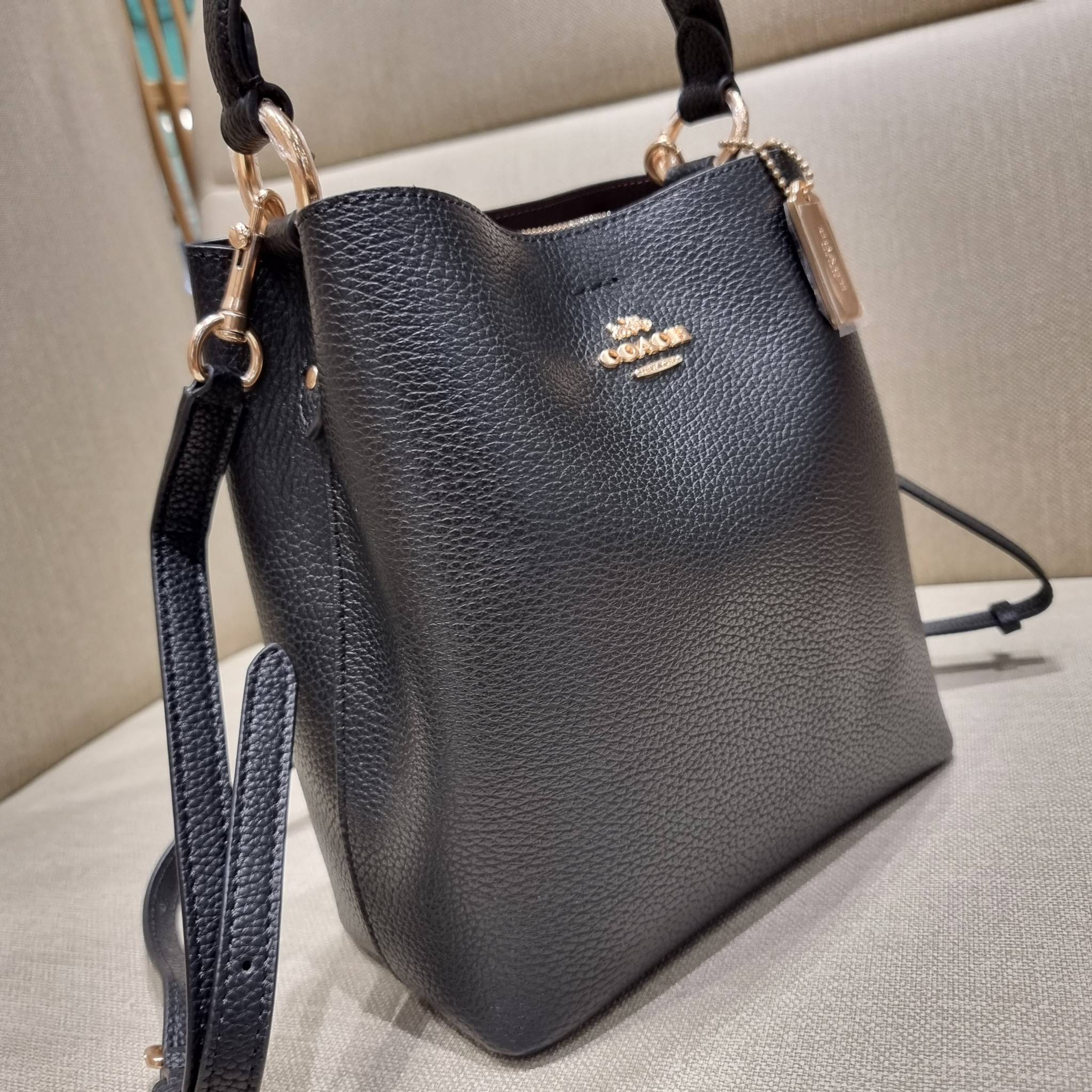 COACH 1011 SMALL TOWN BUCKET BAG รุ่นยอดนิยมใบเล็ก กระเป๋าทรงบัคเก็ต สีคลาสสิคเรียบหรู ตัดกับโลโก้สีทองดูโดดเด่น วัสดุหนัง pepble สวยคมทุกมุมจริงๆ!! เปิด-ปิดด้วยกระดุมแม่เหล็กทั้ง 2 ฝั่ง ภายในเป็นช่องโล่ง มาพร้อมสายสะพายปรับได้ตามตัว ขนาดใบนี้กำลังสวย สะพ