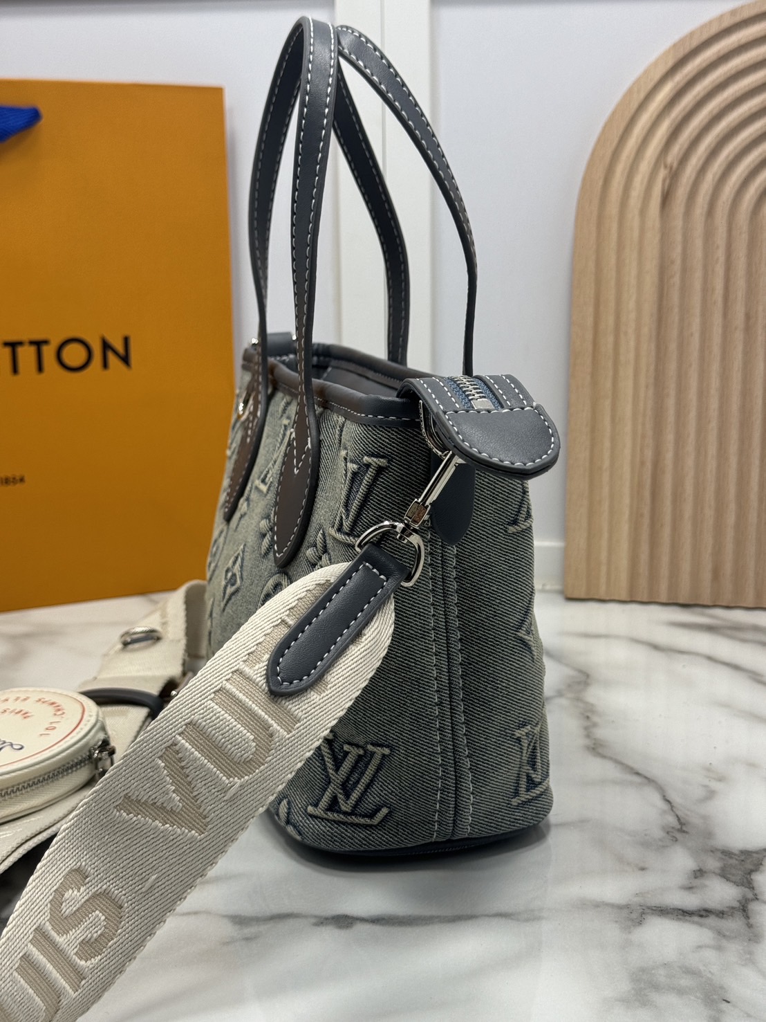 LV Neverfull BB Monogram Denim - Handbags กระเป๋าทรงโท้ทมินิเดนิมสไตล์วินเทจ ปั้มนูนโลโก้ลายโมโนแกรม เดนิมสีซีดสวยคลาสสิกสุดไอคอนิก ที่ใครเห็นต้องเป็นคลั่งรัก