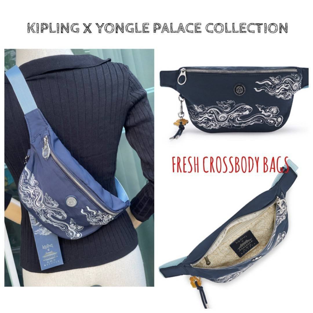 KIPLING X YONGLE PALACE COLLECTION รุ่น FRESH CROSSBODY BAGS กระเป๋าคาดอกรุ่นนี้เป็นการเฉลิมฉลองพระราชวังที่มีประวัติอันแสนยาวนานนับร้อยๆปีจากประเทศจีน ด้วยลวดลายด้านหน้าที่ออกแบบมาอย่างเป็นเอกลักษณ์สวยงามมีมนต์ขลัง ขนาดของกระเป๋าคาดอกใบนี้ทำให้คุณรู้สึกค