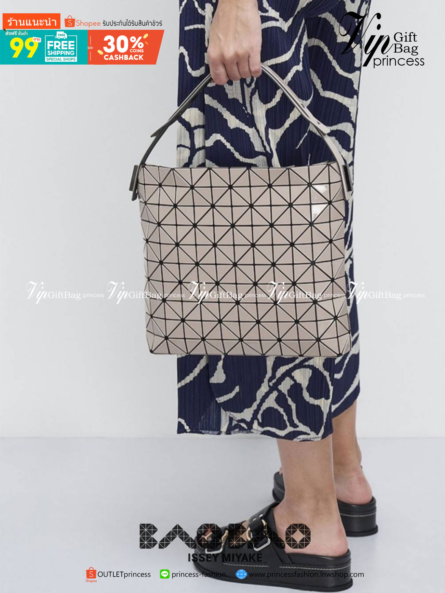 รุ่นใหม่ล่าสุด! พร้อมส่งที่ไทย! BAO BAO ISSEY MIYAKE BAGUETTE HANDBAG (LARGE) กระเป๋าสะพายไหล่จากทรงสวย วัสดุ 100% POLYVINYL CHLORIDE ด้านในใส่ของได้กำลังดีเลย ใส่ไอแพดมินิ กระเป๋าสตางค์ยาวได้ สมุดโน้ตได้สบายเลย วัยทำงานหรือวัยนักศึกษา อย่างน้อยต้องมีแบรน