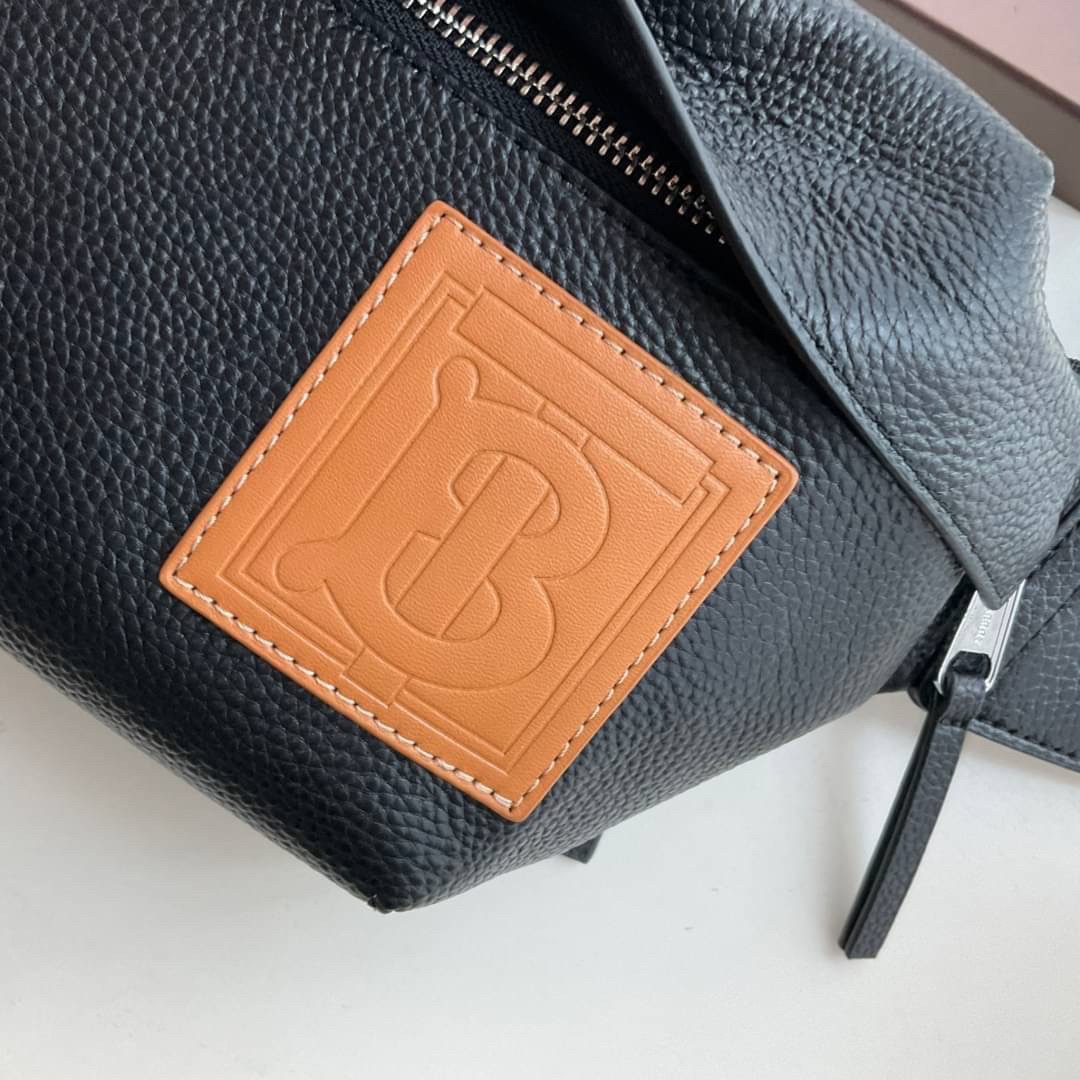 Burberry Medium Monogram Motif Leather Bum Bag / BURBERRY BELT LEATHER VIP วัสดุหนังแท้เต็มใบ คาดเอว คาดอกแบบ UNISEX ใช้ได้ทุกเพศ ด้านหน้าประดับลายแบรนด์สีน้ำตาลสุดเท่ ด้านในเปิดปิดด้วยซิปยาว ใส่มือถือได้ทุกรุ่น