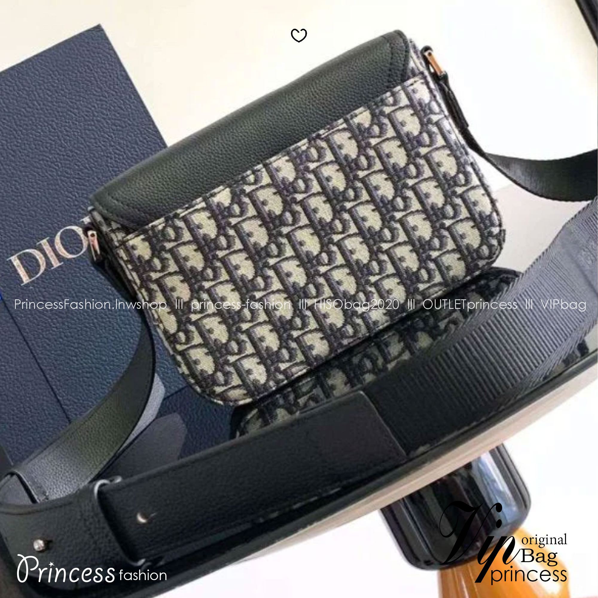 Large DIOR Saddle Messenger Bag with Flap 30cm กระเป๋าทรงแมสเซ็นเจอร์รุ่นยอดนิยม ท่านชายควรมีมากค่า ใบใหญ่จุของได้เยอะ สวยหรูดูดีมีระดับ ต้องยกให้รุ่นนี้เลยค่ะ 🤍 เกรดท็อปออริ เกรดดีสุด