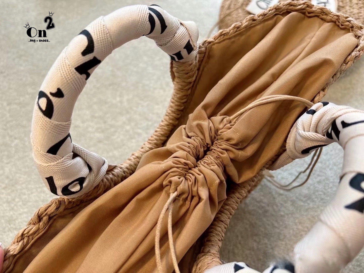 Chloe Straw Handbag Summer Beach Weave กระเป๋าสานสไตล์มินิมอล ซับในผ้าอย่างดี มาพร้อมผ้าผูกหูกระเป๋า สวยลงตัวรุ่นนี้ไม่ควรพลาดน้า สวยปังไม่ไหว ภาพสินค้าถ่ายจากงานขายจริง น่ารักมากค่ะ