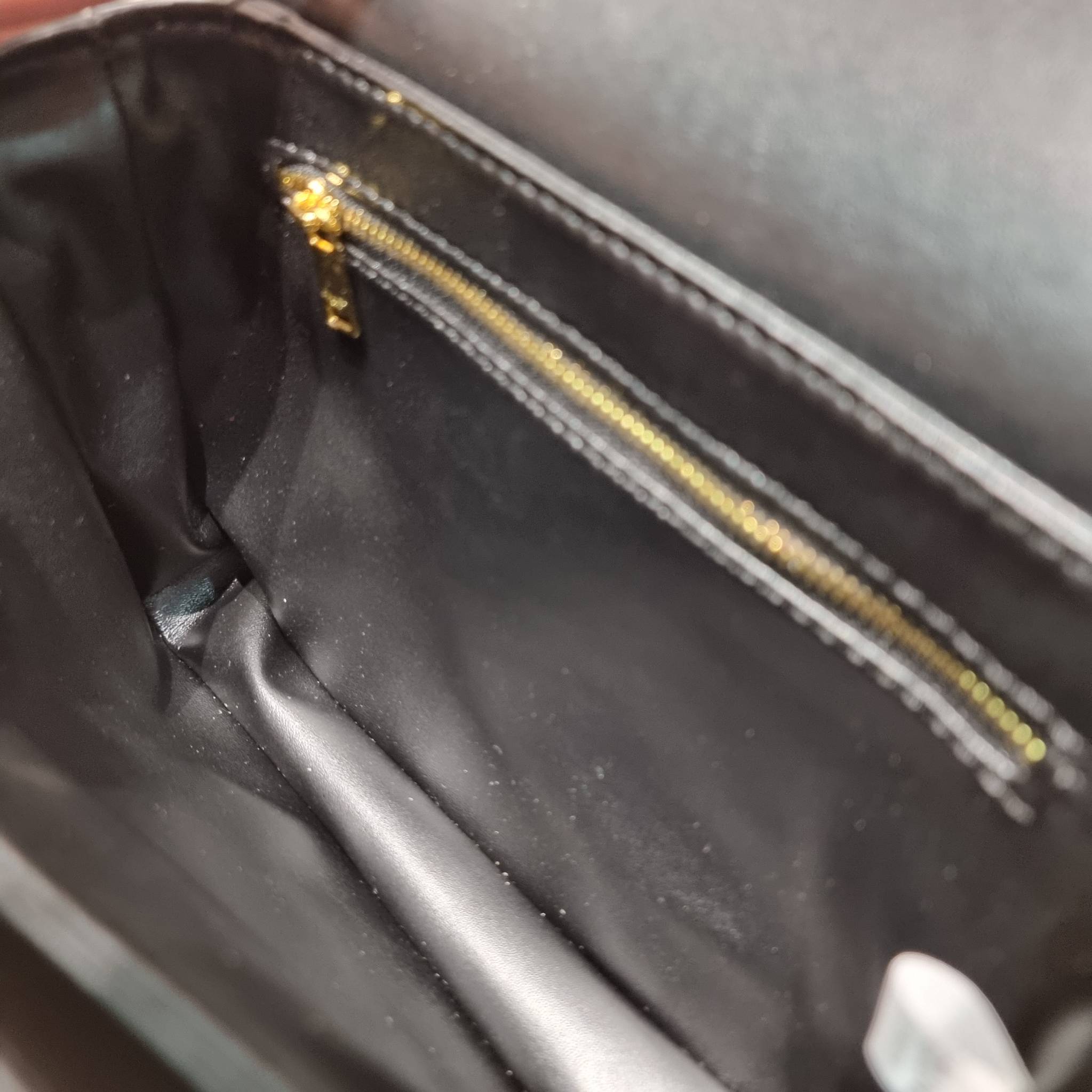 CELINE CLASSIQUE TRIOMPHE BAG IN SHINY CALFSKIN ไอเท็มสุดคลาสสิค ที่ขาดไม่ได้ กระเป๋าสะพายทรงสวยคลาสสิค แฝงความผู้ดี ที่ใช้ได้ทั้งชายหญิง วัสดุหนังคุณภาพดี