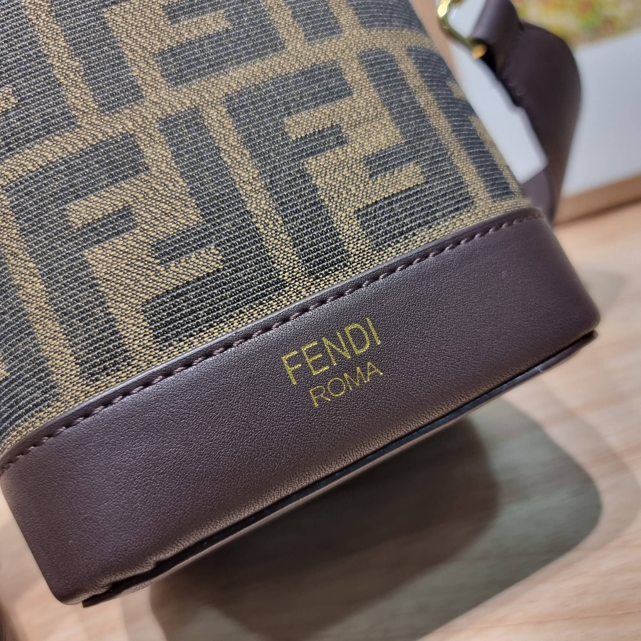 FENDI MINI BUCKET BAG / Fendi Mon Tresor Mini Brown Bag กระเป๋าสะพายทรงขนมจีบยอดฮิต ไซส์มินิ ที่น่ารักน่าใช้มาก ดีไซน์สวยอยู่ทรง วัสดุผ้าแคนวาสสลับหนังแท้ ดีเทลห่วงคล้องอะไหล่สวยหรู มาพร้อมสายสั้นคบ้องแขน และสายครอสบอดี้สำหรับสะพายข้าง สลับใช้ได้ไม่จำเจ ภ