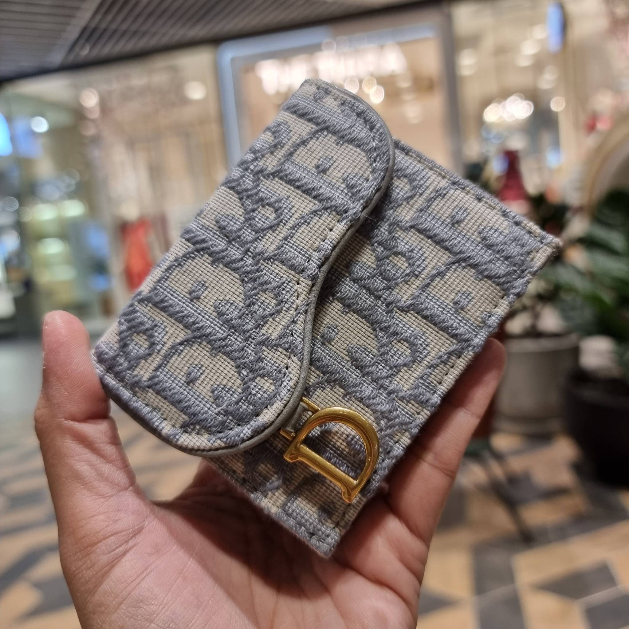 VIP 】CD MULTI WALLET WITH GWP กระเป๋าสตางค์ขนาดเหมาะมือ กะทัดรัดไม่กินพื้นที่ พรีเมี่ยมกิ๊ฟจากเคาน์เตอร์ ดีไซน์แบบพับ ใช้งานง่าย น่ารักน่าใช้จริงๆ วัสดุผ้าแคนวาสปักลาย สลับหนังแท้ภายใน ภายในมีช่องใส่บัตร ใส่ธนบัตรได้ สะดวกใช้มากๆ มาพร้อม box set ในราคาที่