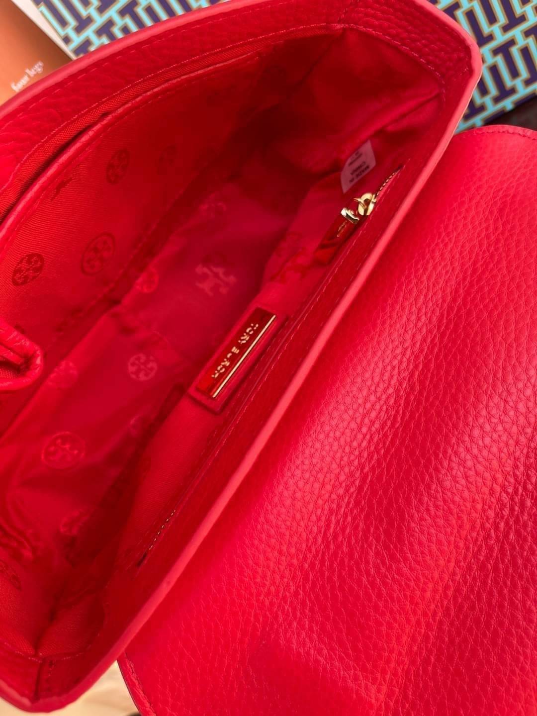 Tory burch description mercer adjustbale shoulder bag เป็น Collection รุ่นท็อปที่สาว ๆ หลายคนถูกใจ ด้วยทรงกระเป๋าคลาสสิกสุดเก๋ ใช้งานแบบไหนก็ดูดี ในลุคช์สาวหวานแบบสะพายสายคู่ หรือ ต้องการความคล่องตัวด้วยการสะพายแบบครอสบอดี้ มีดีไซน์ที่ Practical ต่อการใช้