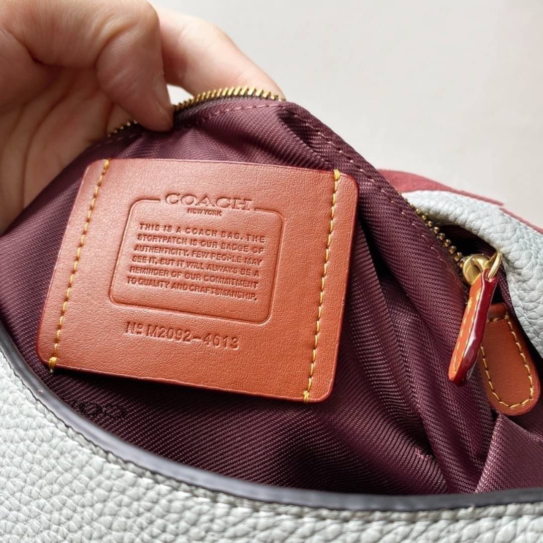 COACH Coated Canvas Signature May Shoulder Bag สวยที่สุดในระดับที่ใครๆก็ต้องเหลียวมอง!! คอลเลคชั่นใหม่ล่าสุด จัดไปสวยก่อนใครได้เลย กับกระเป๋าสะพายไหล่/ข้าง ดีไซน์สุดหรู ในราคาสุดคุ้ม วัสดุหนังแคนวาสสลับหนัง pepble นุ่ม เปิด-ปิดกระเป๋าด้วยกระดุมแม่เหล็ก มี