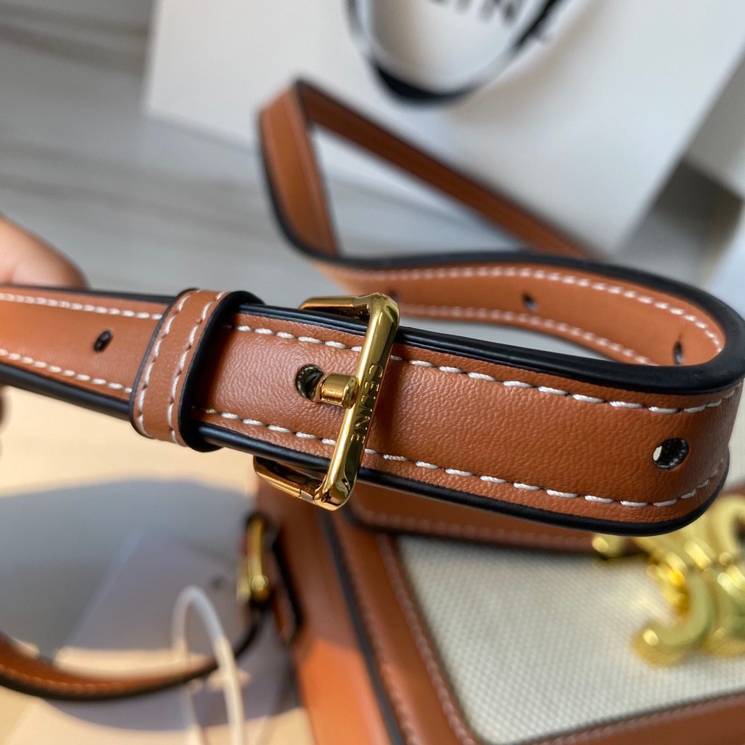 พร้อมส่งรุ่นขายดี!! CELINE CROSSBODY VIP GIFT WITH PURCHASE GWP กระเป๋าพรีเมี่ยมกิ๊ฟ Limited จาก PARFUME DUTYFREE COUNTER สวยอยู่ทรงเปิดปิดด้วยตัวล้อคด้านหน้า ภายในมีช่องใส่ของหลัก พร้อมช่องซิป ใส่กระเป๋าสตางค์กลาง + มือถือได้ ทรงนี้กำลังมาแรงมาก แมชต์ลุค