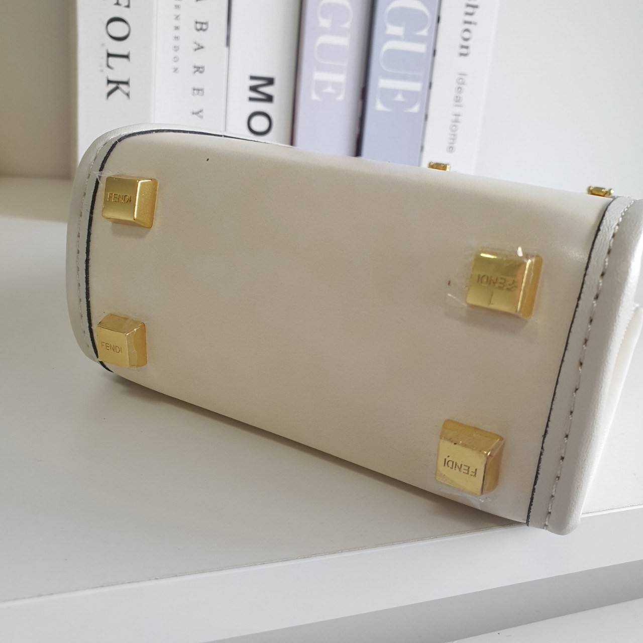 สวยหรูมาก กับ FENDI MINI SUNSHINE SHOPPER วัสดุหนังแท้ทั้งใบ ปั้มชื่อแบรนด์ด้านหน้า ที่จับเซรามิคสีสวยมีสลักแบรนด์ *ทรงมินิน่ารัก ด้านในเป็นช่องโล่งกว้าง สามารถใส่ กระเป๋าสตางค์สั้น มือถือได้ทุกรุ่น มาพร้อมสายสะพาย ถอดปรับได้ อะไหล่ปั้มแบรนด์สีทอง ปั้มโลโ