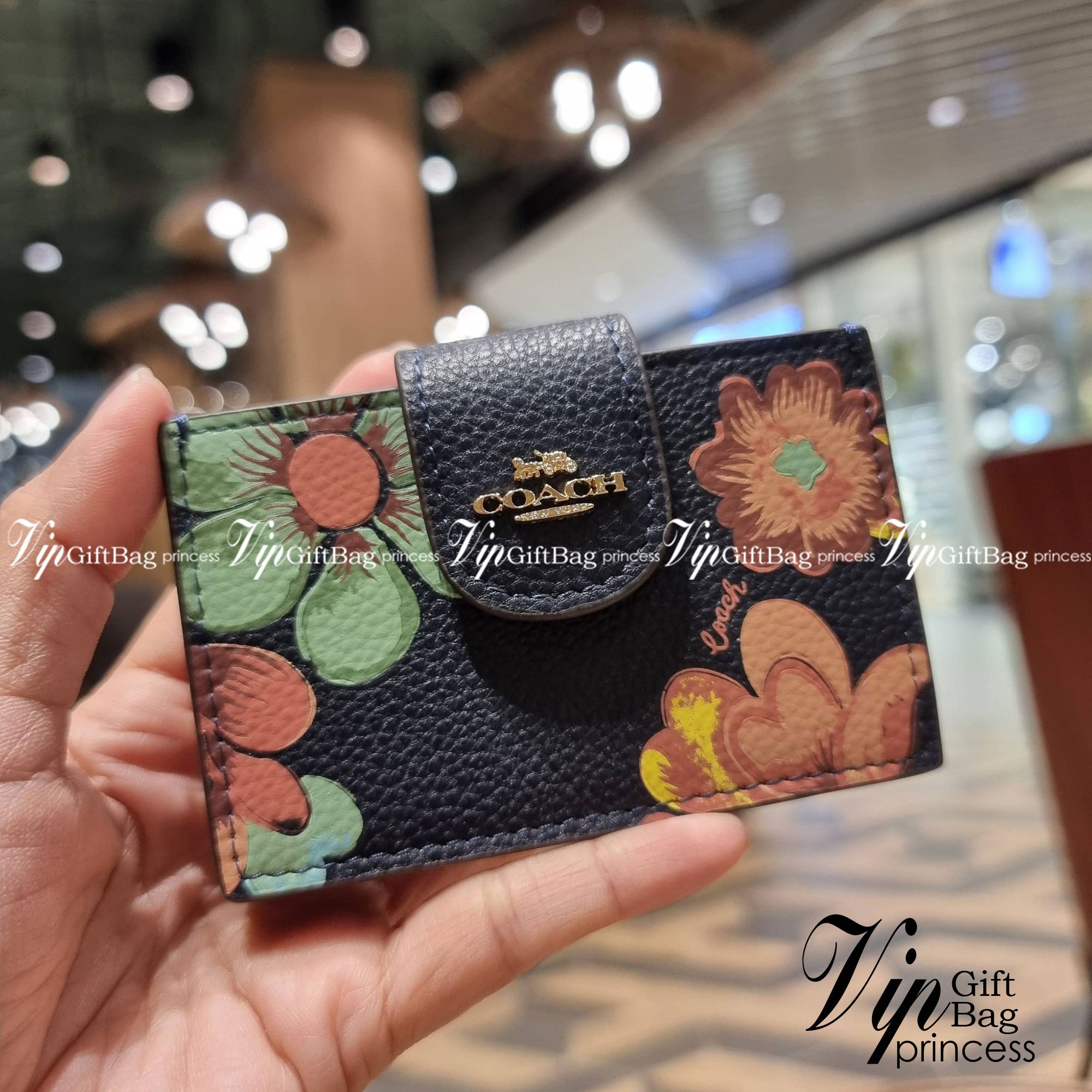 COACH C8325 ACCORDION CARD CASE WITH DREAMY LAND FLORAL PRINT ไอเท็มที่ทำใจฟูจัดเลยจ้า กับกระเป๋าถนอมบัตร ที่สาวๆตามหา ดีไซน์ลวดลายน่ารักมากๆ ขนาดกะทัดรัด พกพาสะดวก วัสดุหนัง pepble ภายในเป็นช่องใส่บัตรได้หลายใบ เหมาะมากสำหรับใครที่มองหากระเป๋าแบ่งสัดส่วน