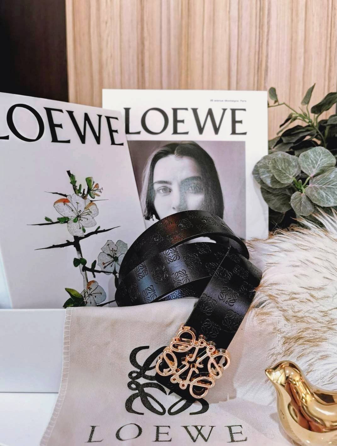 Loewe Logo Leather Belt VIP Gift With Purchase (GWP) วัสดุ Calfskin ปั๊มโลโก้แบรนด์สวยหรูดูดี หัวเข็มขัดโลโก้แบรนด์ 3D อะไหล่ทองตัวสายปรับระดับได้ ดีไซน์เรียบหรูคลาสสิคเข้ากับทุกลุ๊ค ใช้ได้ทั้งชายและหญิงค่ะ ไอเท็มแนะนำสวยน่าใช้น่าสะสม เหล่าสาวก Loewe GWP 