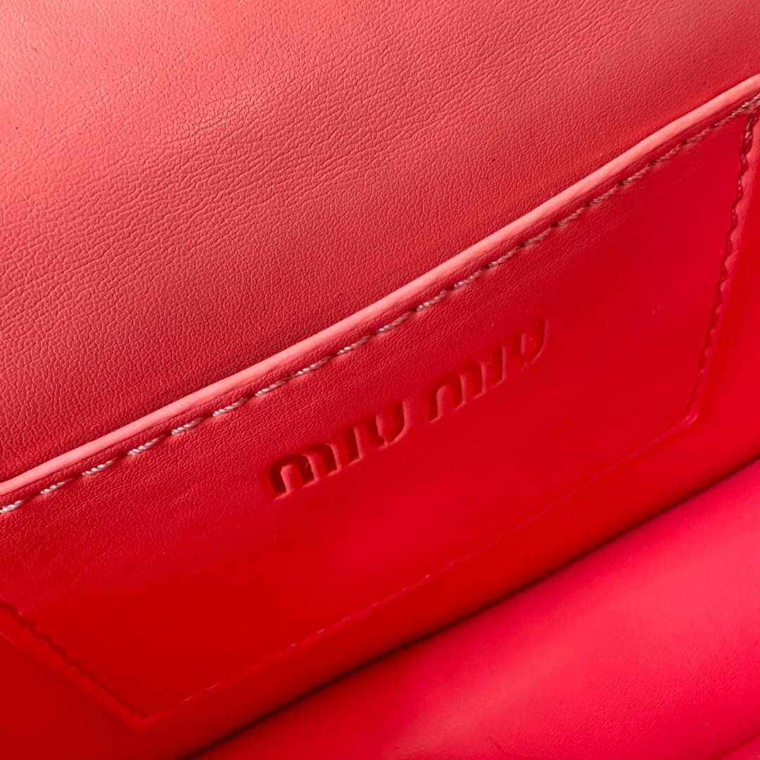 Miu Miu Matelassé Nappa Leather Mini Bag / Miu Miu Woman’S Bag Chain Mini bag กระเป๋ามินิรูปทรงสี่เหลี่ยมวัสดุหนังNappa มีความนุ่มมือและเงางาม