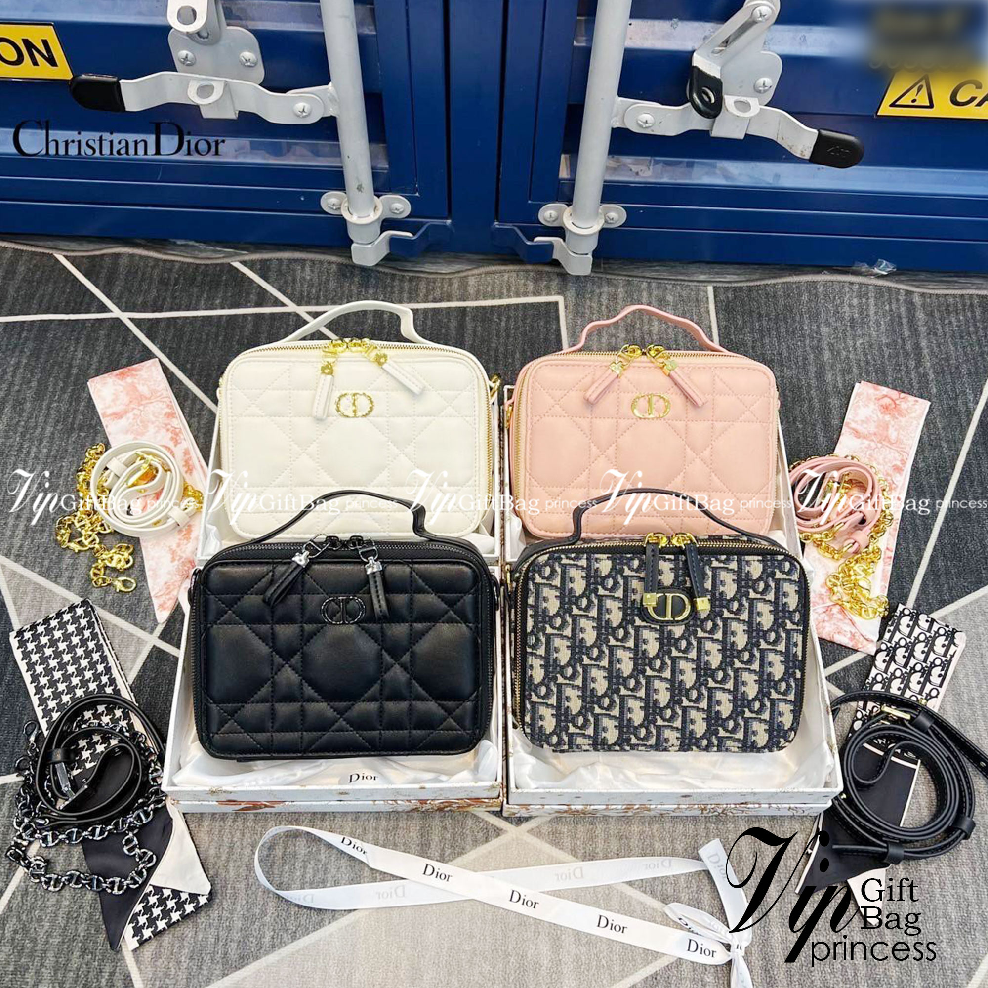 DIOR Caro Box Bag with Chain กระเป๋าสะพายทรงกล่อง หรูหรา ใช้งานง่าย ภายในเป็นช่องโล่ง มีช่องย่อย มาพร้อมสายสะพาย crossbody ถอดได้ ที่สามารถปรับใช้ได้หลากหลายสไตล์ เป็นสีที่ใช้งานได้ทุกโอกาส มาครบ box set ให้เก็บเป็นคอลเลคชั่นได้ ในราคาสุดคุ้ม จัดเลย!!