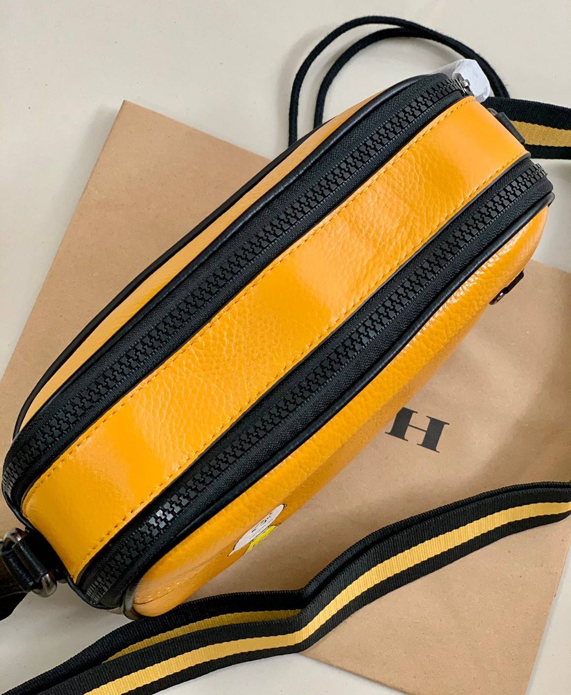 COACH X PEANUTS GRAHAM CROSSBODY WITH CHARLIE BROWN ((C4026)) พร้อมส่งที่ไทย สวยก่อนใครแน่นอน จำนวนจำกัด!! กระเป๋าสะพายแบบครอสบอดี้ร์ รุ่นนี้ใช้ได้ทั้งชาย//หญิงเลยนะคะ หนังแท้ลายหนังนิ่ม สวยงามมากๆ ด้านหน้ามีตัวการ์ตูนเป็นจุดเด่นของรุ่นเลยค่ะ ใช้งานแบบสอง