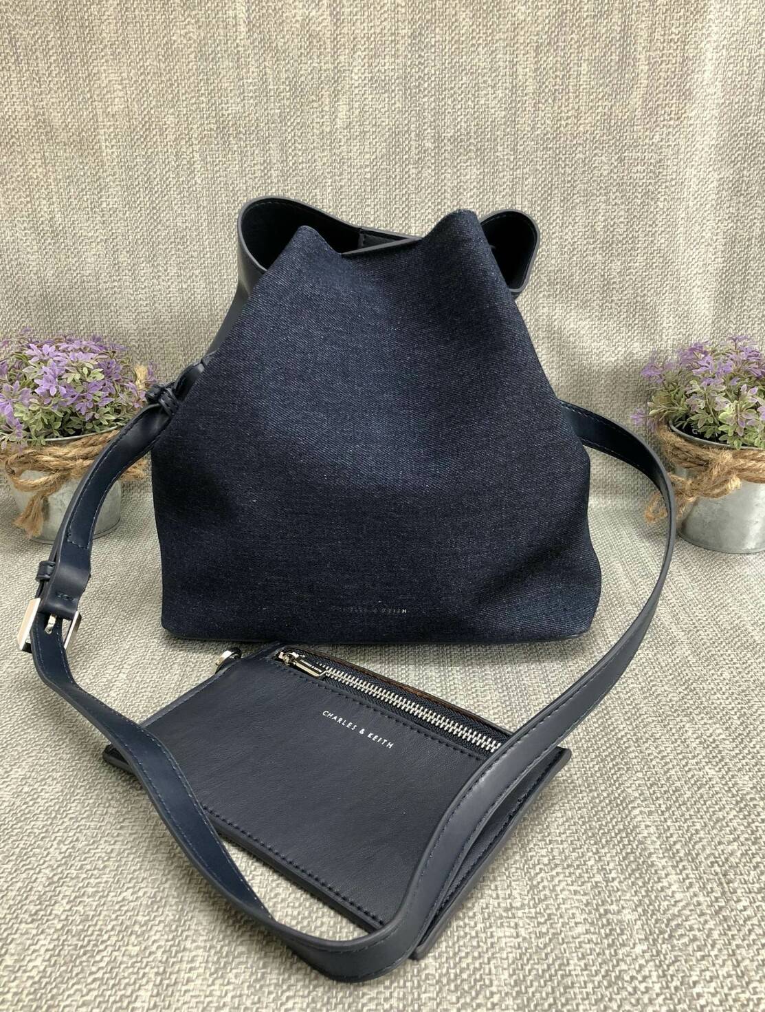CHARLES & KEITH SLOUCHY SLING BAG 2018 กระเป๋าสะพายข้าง ปรับเปลี่ยนรูปทรงใช้งานได้ไม่จำเจ ปากกระเป๋าเป็นแม่เหล็ก มีสายเกี่ยวเพื่อปรับรูปกระเป๋า ให้เป็นทรงขนมจีบได้ค่ะ ภายในกระเป๋าโล่งกว้าง ใส่ของจุ รุ่นนีพิเศษ มีกระเป๋าใบเล็กแบบซิปห้อยมาให้อีก 1 ใบค่ะ ถอด